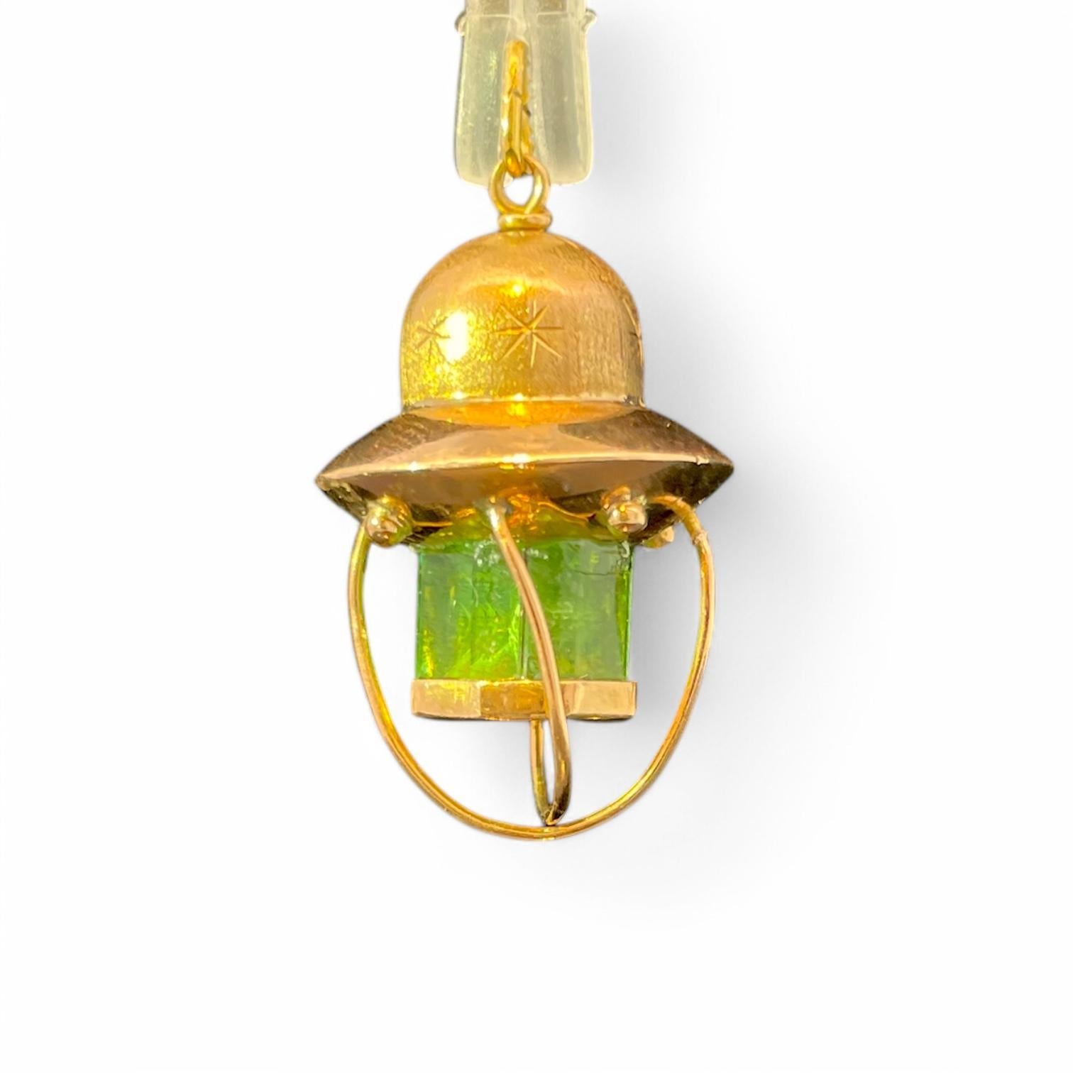 Vintage Grüner Smaragd 18k Rose Gold hängende Laterne Charm Anhänger im Zustand „Gut“ im Angebot in New York, NY