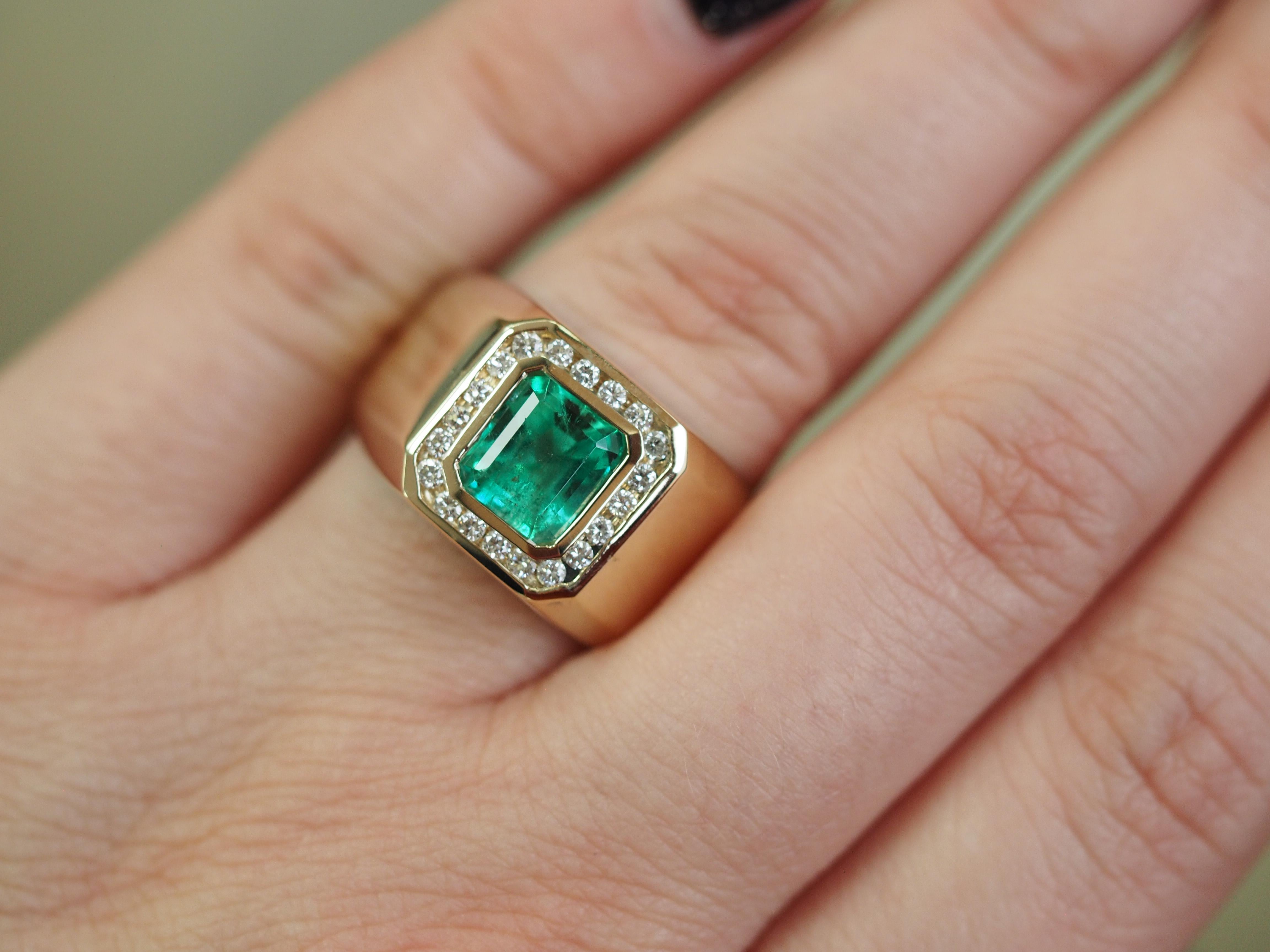 Art Deco Vintage Green Emerald and Diamond 14 Karat Yellow Gold Ring