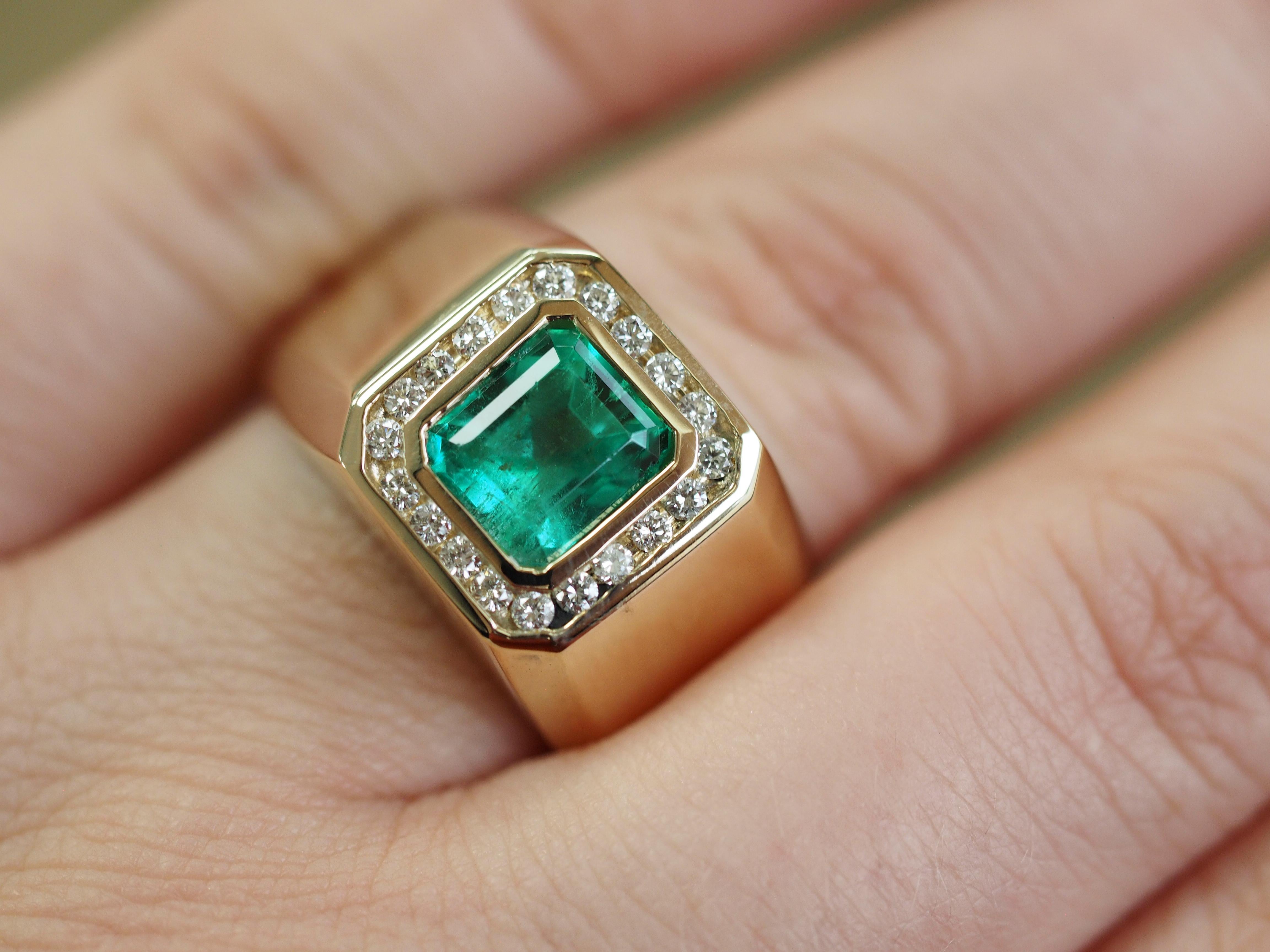 Vintage Green Emerald and Diamond 14 Karat Yellow Gold Ring In Good Condition In Addison, TX
