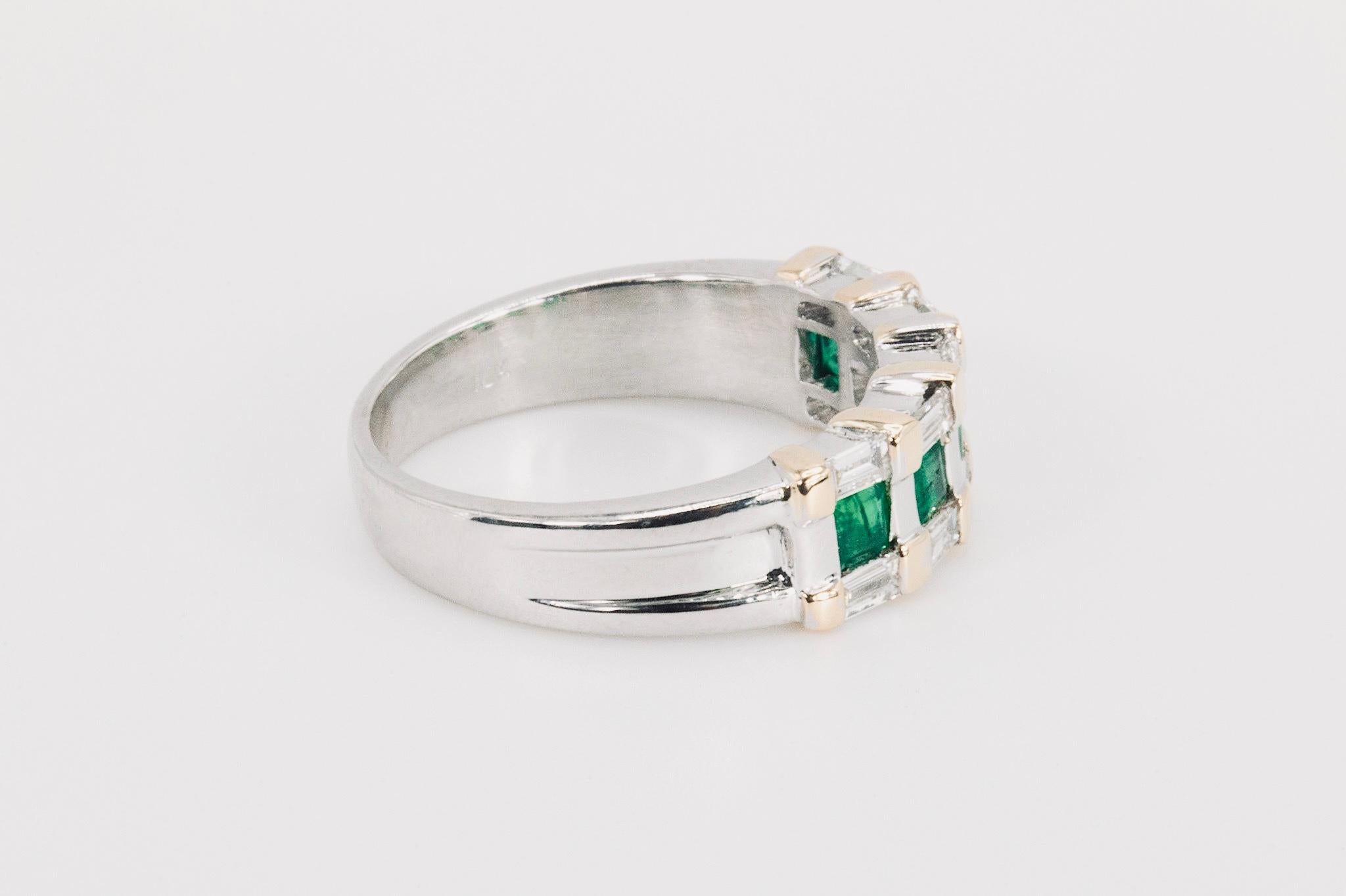 Bandeau vintage en or bicolore 18k avec émeraudes vertes et diamants

Un étonnant bracelet vintage en or bicolore 18 carats, avec un poids total d'environ 1,00 carat d'émeraudes vertes vibrantes et de diamants baguettes brillants. Le modèle met en