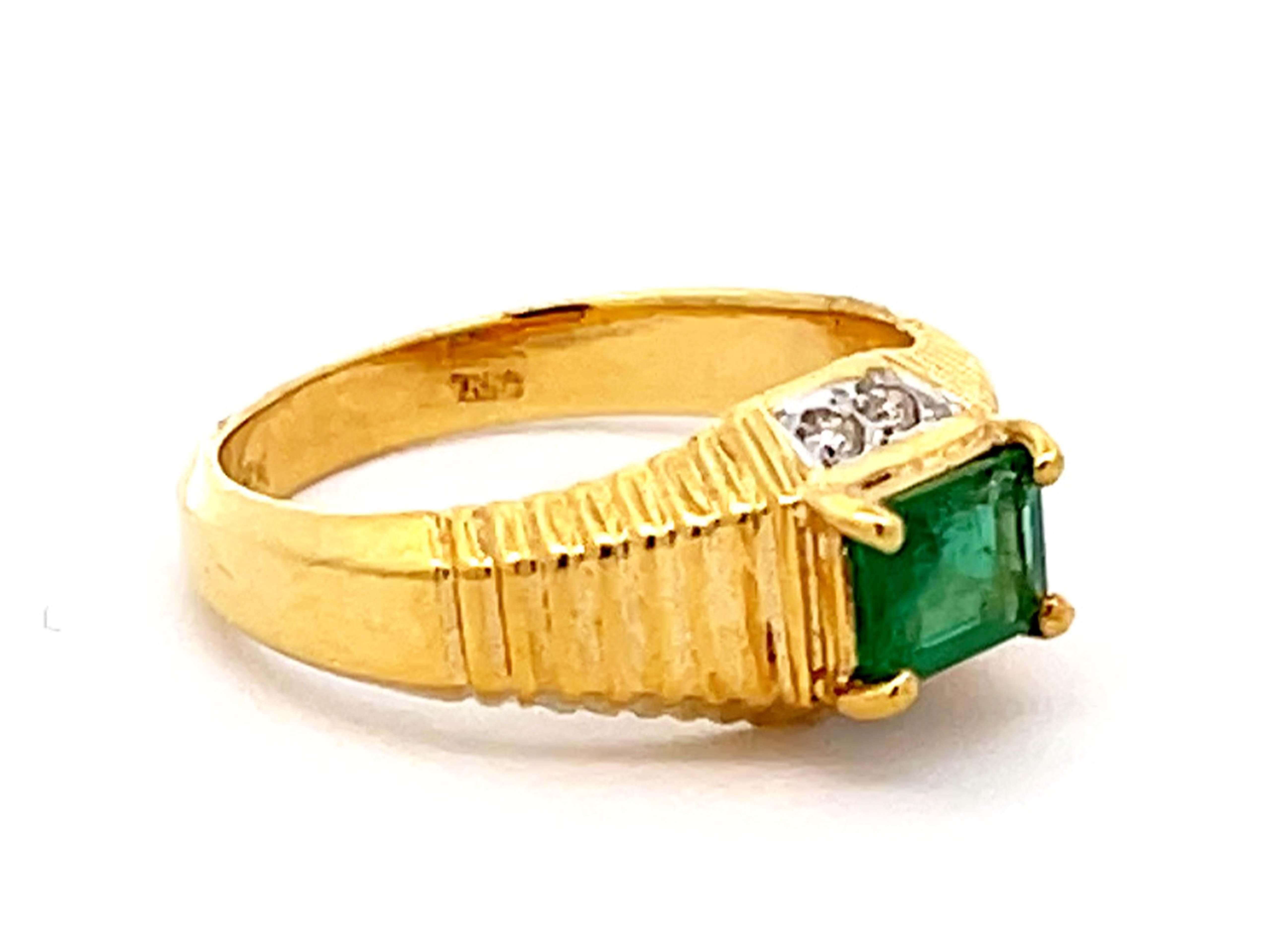 Modern Vintage Green Emerald and Diamond Band Ring in 18k Yellow Gold For Sale