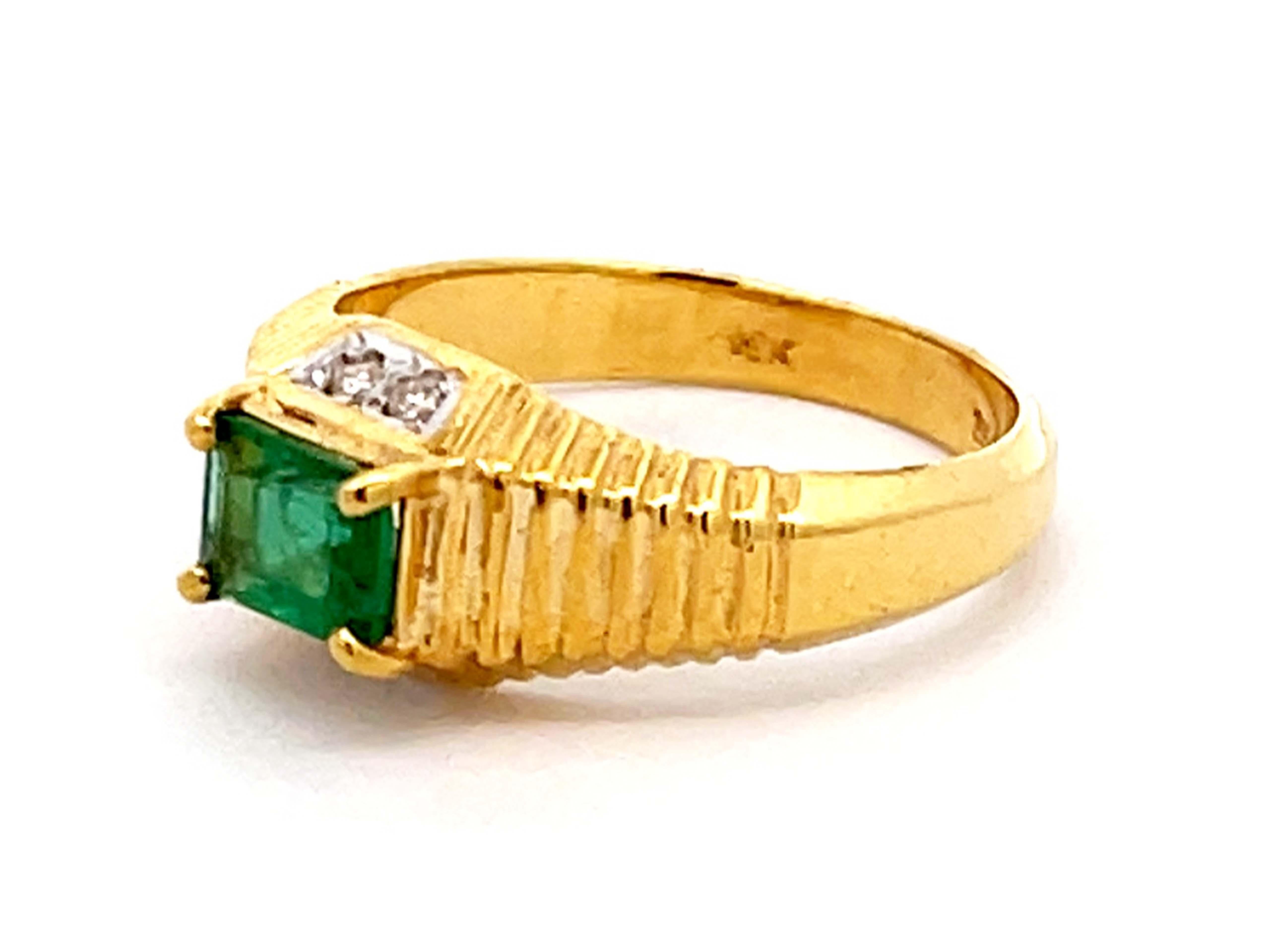 Taille émeraude Bague à anneau en or jaune 18 carats avec émeraude verte et diamant vintage en vente