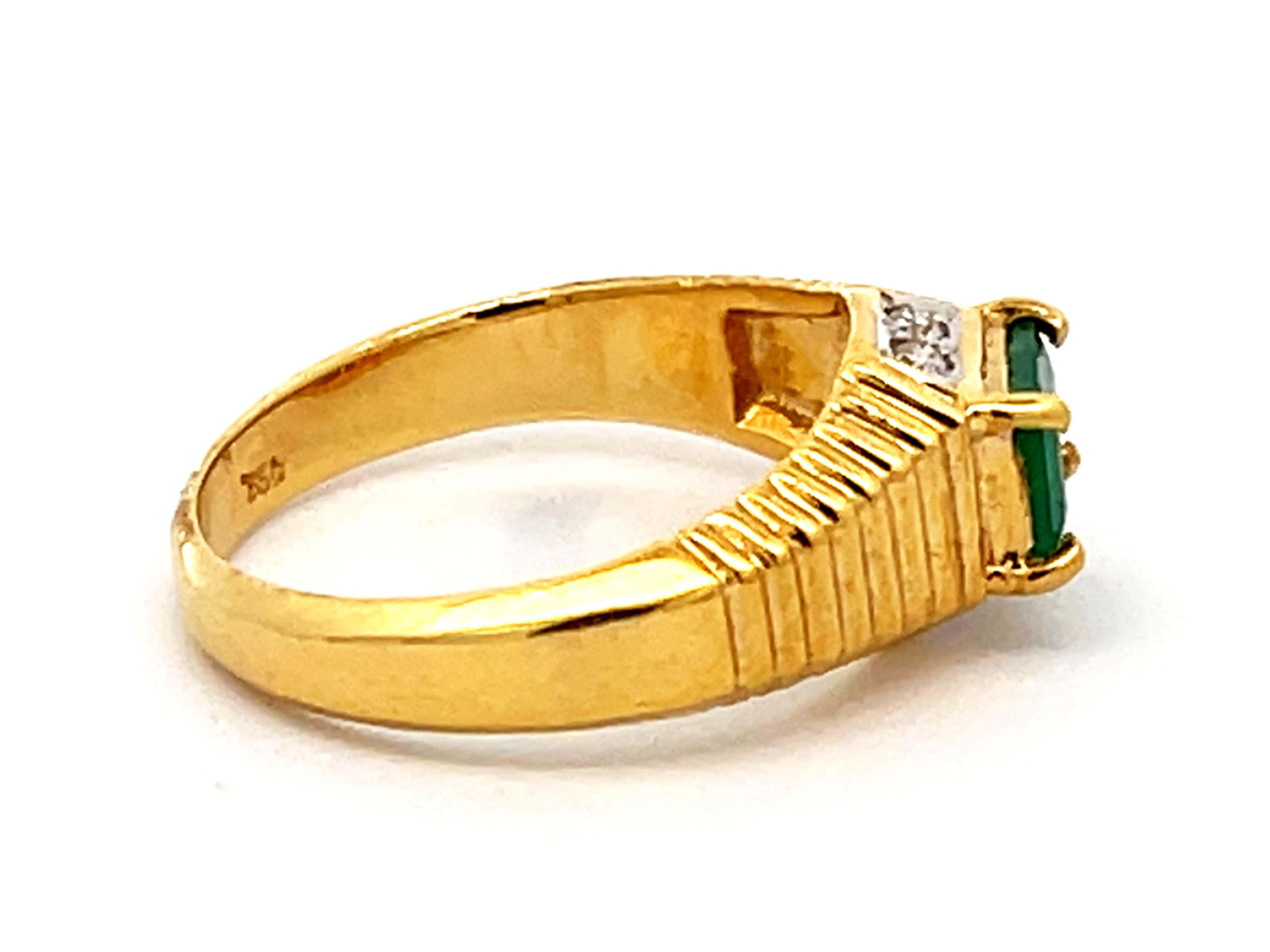 Vintage Green Emerald and Diamond Band Ring in 18k Yellow Gold In Excellent Condition For Sale In Honolulu, HI