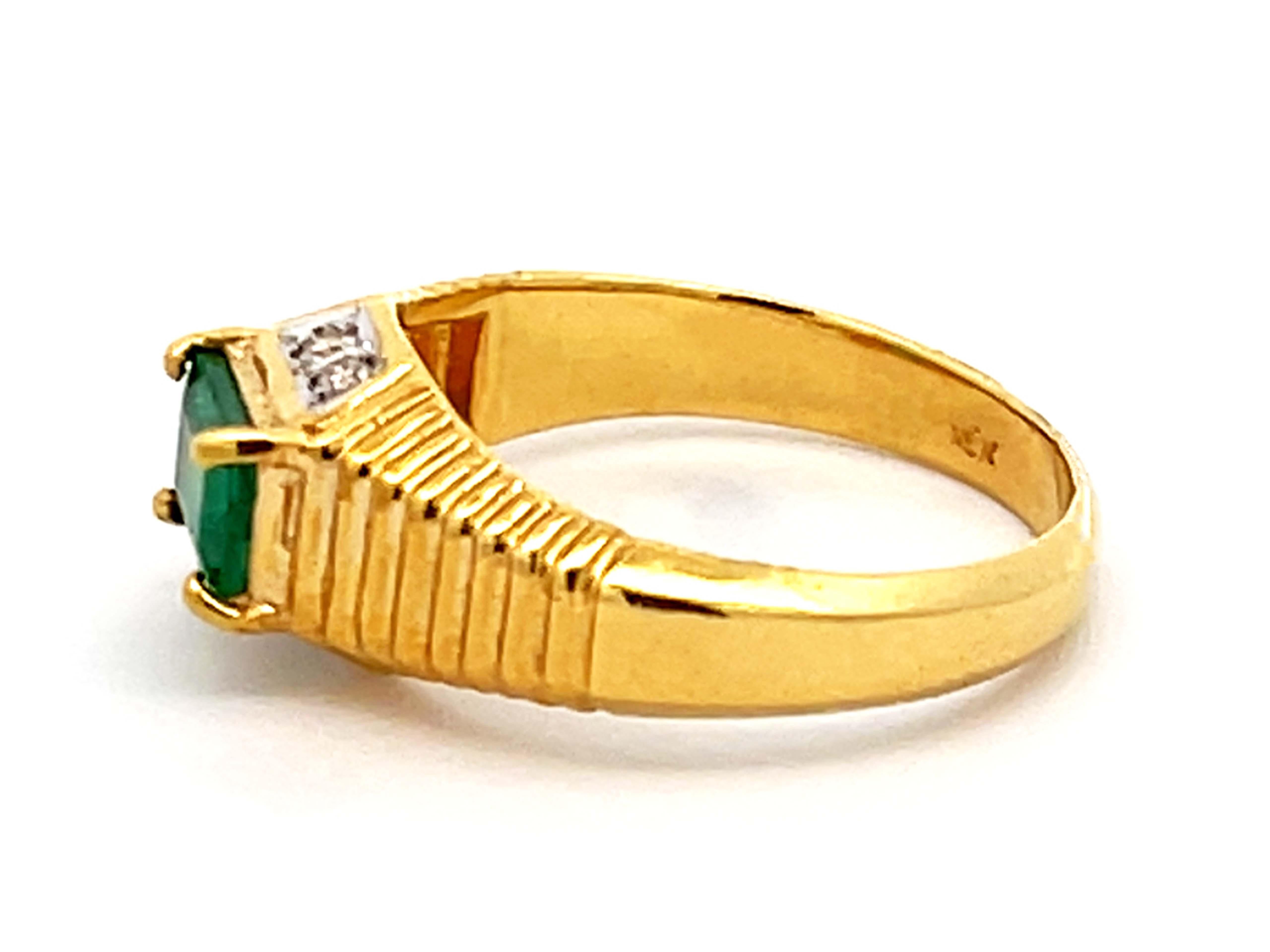 Women's Vintage Green Emerald and Diamond Band Ring in 18k Yellow Gold For Sale