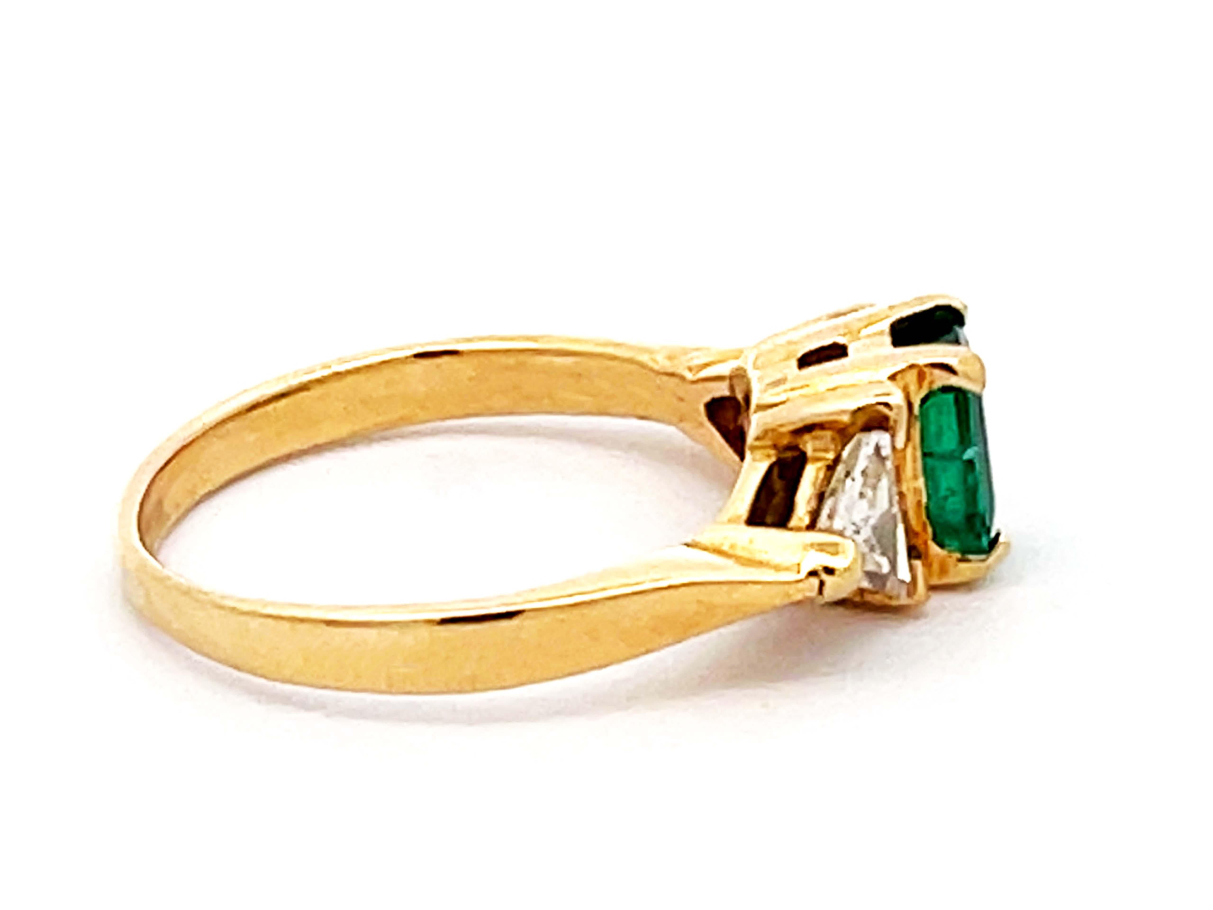 Vintage Green Emerald and Diamond Ring in 14k Yellow Gold In Excellent Condition For Sale In Honolulu, HI