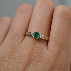 Esmeralda verde vintage y diamante engastado en canal Anillo de oro amarillo de 18k Talla M / 6
