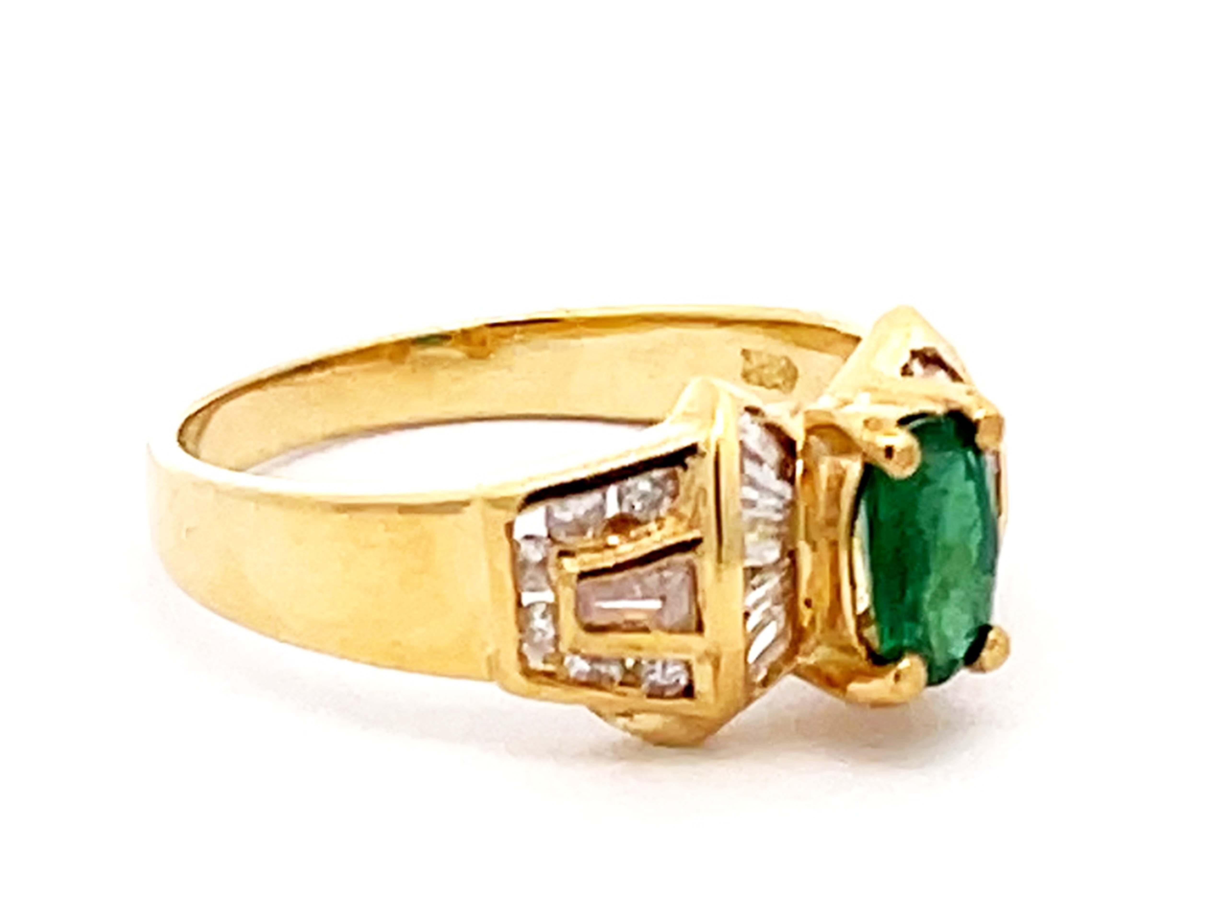 Moderne Vieille bague avec diamant et émeraude verte en or jaune 14k en vente