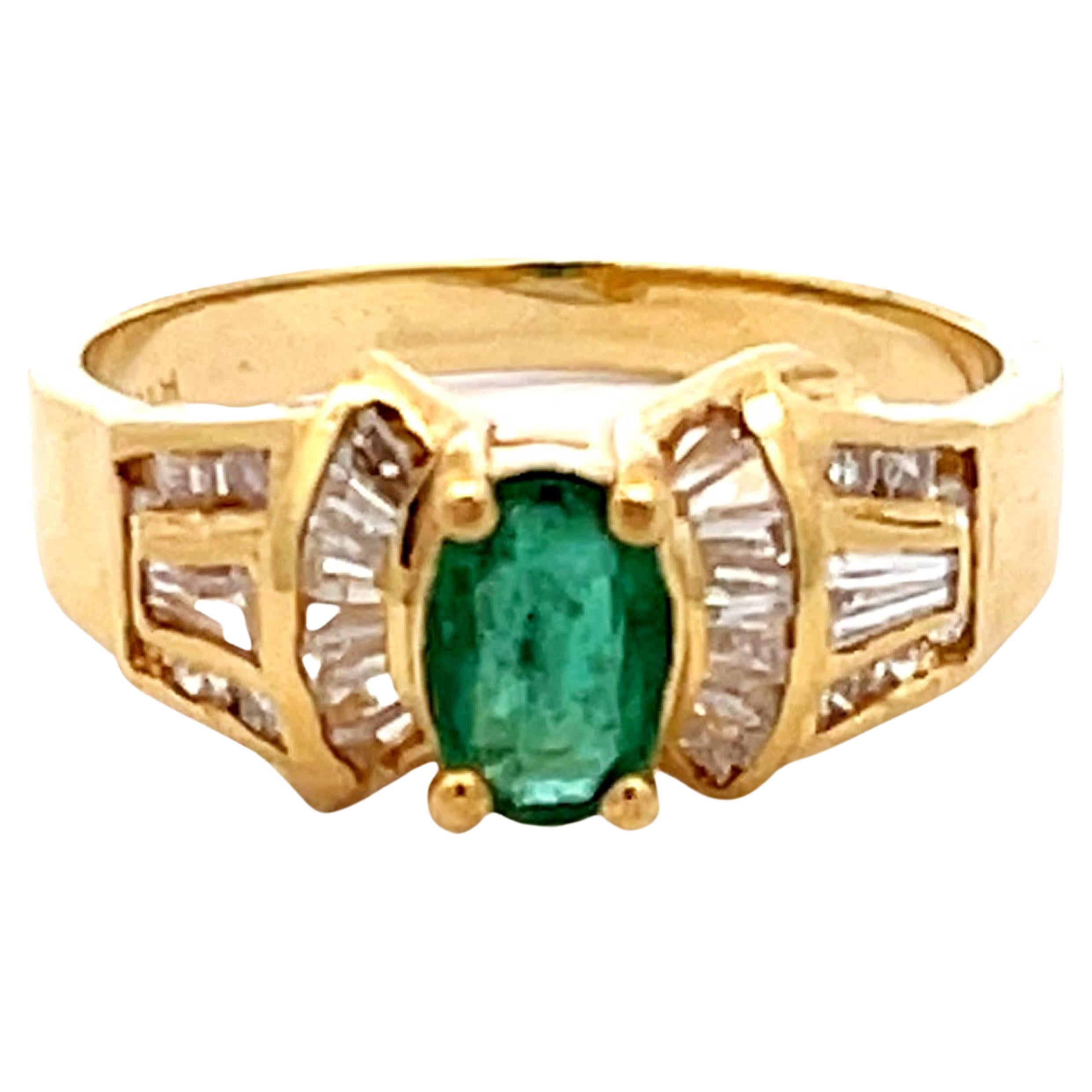 Vieille bague avec diamant et émeraude verte en or jaune 14k en vente