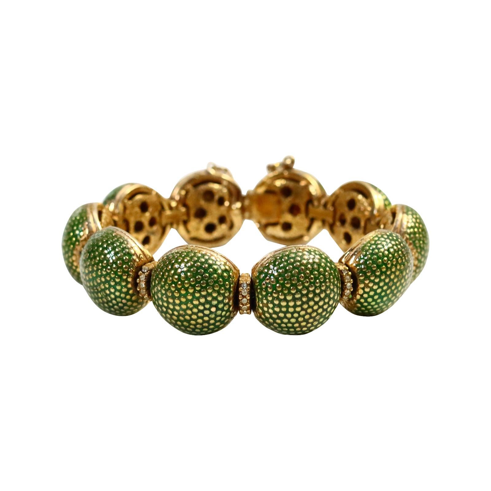 Vintage Grünes Emaille und Gold mit Diamanten Armband CIRCA 1980er Jahre. Das Armband ist wunderschön gearbeitet und innen genauso schön wie außen.  Es scheint grüne Emaillepunkte zu haben, die mit goldenen runden Stücken die Glieder bilden, und