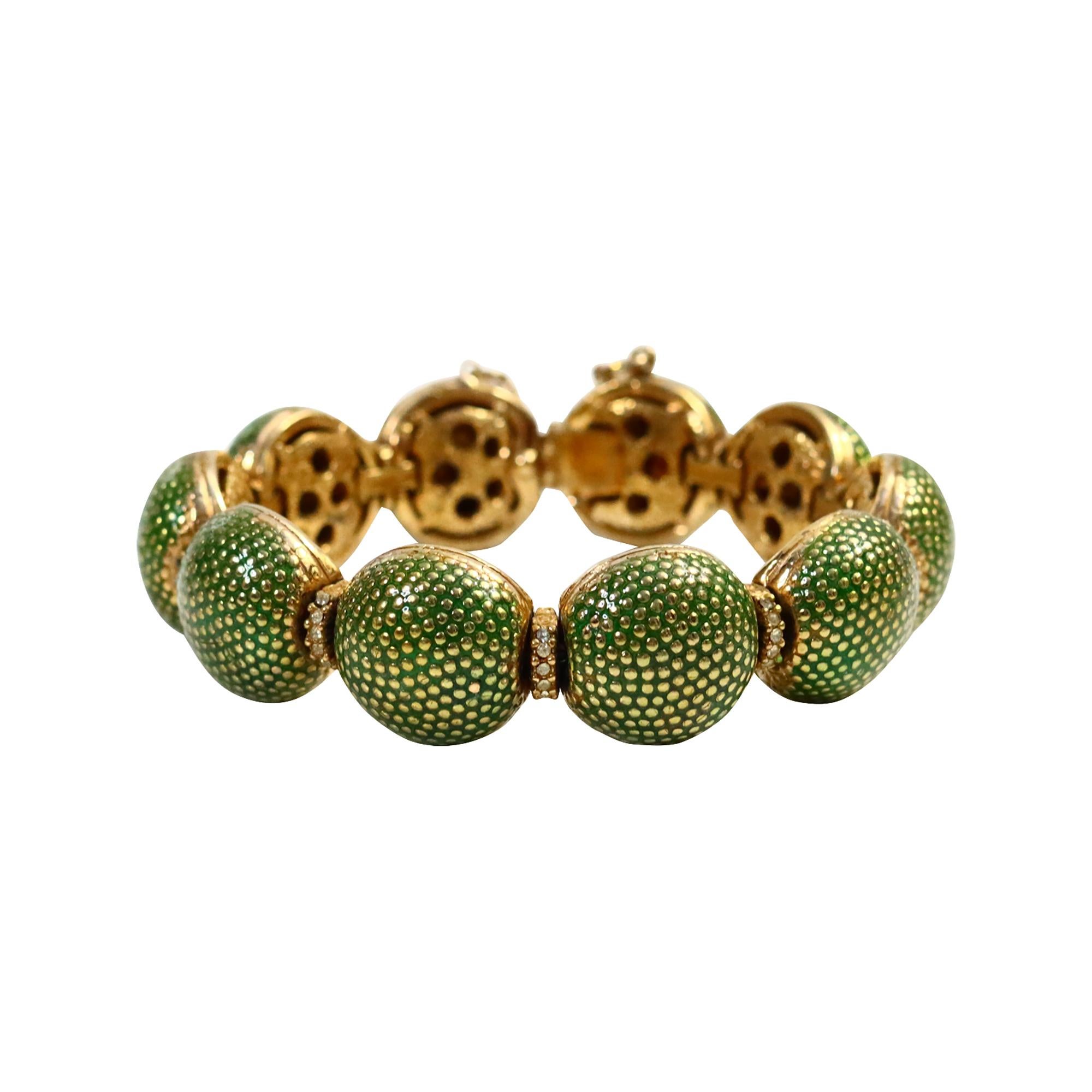 Bracelet vintage en émail vert et or avec diamants Circa 1980. Il s'agit d'un bracelet magnifiquement conçu, dont l'intérieur est aussi beau que l'extérieur.  Il semble avoir des points en émail vert avec des pièces rondes en or formant les