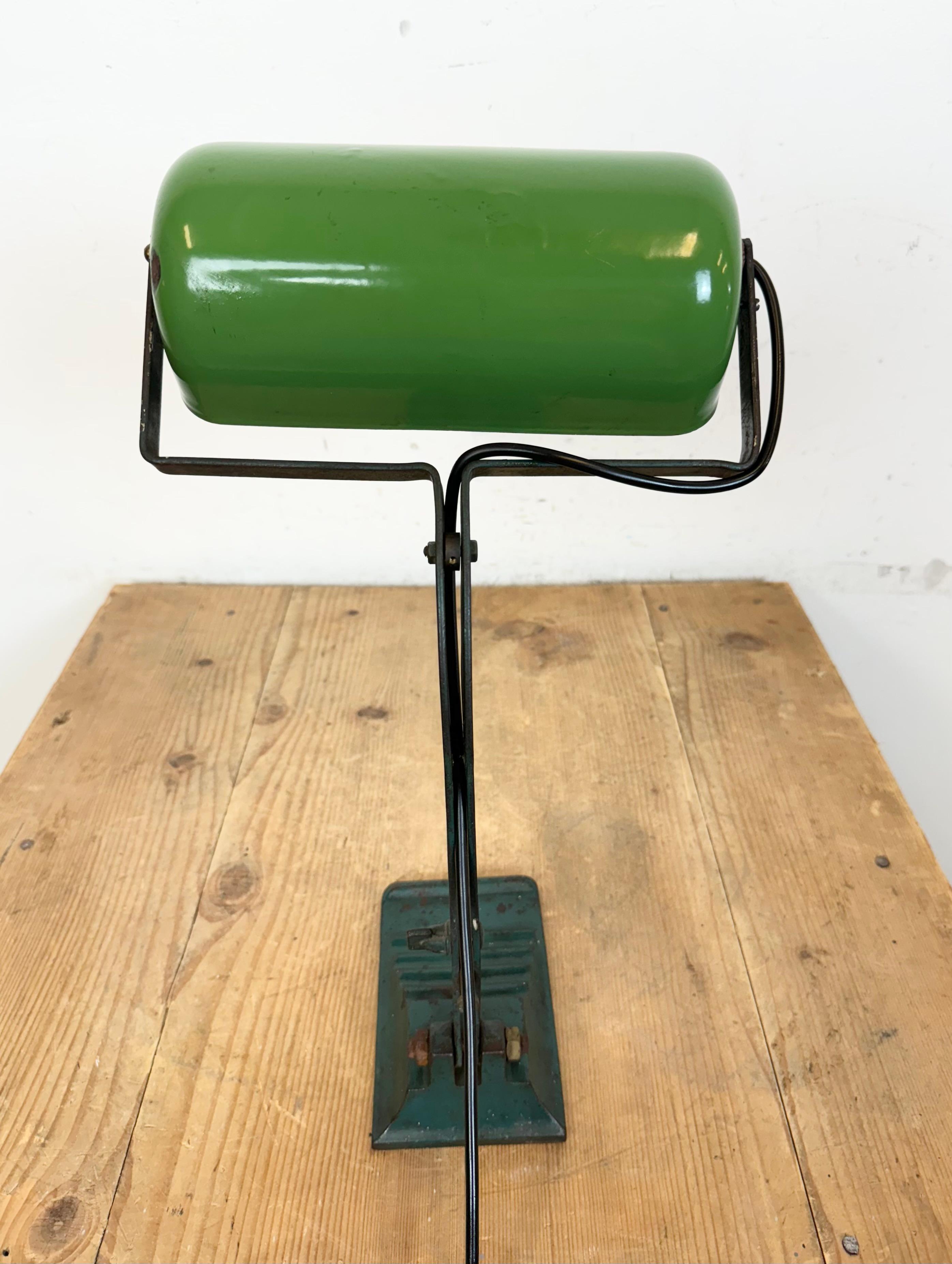 Lampe de banque vintage en émail vert, années 1950 en vente 5