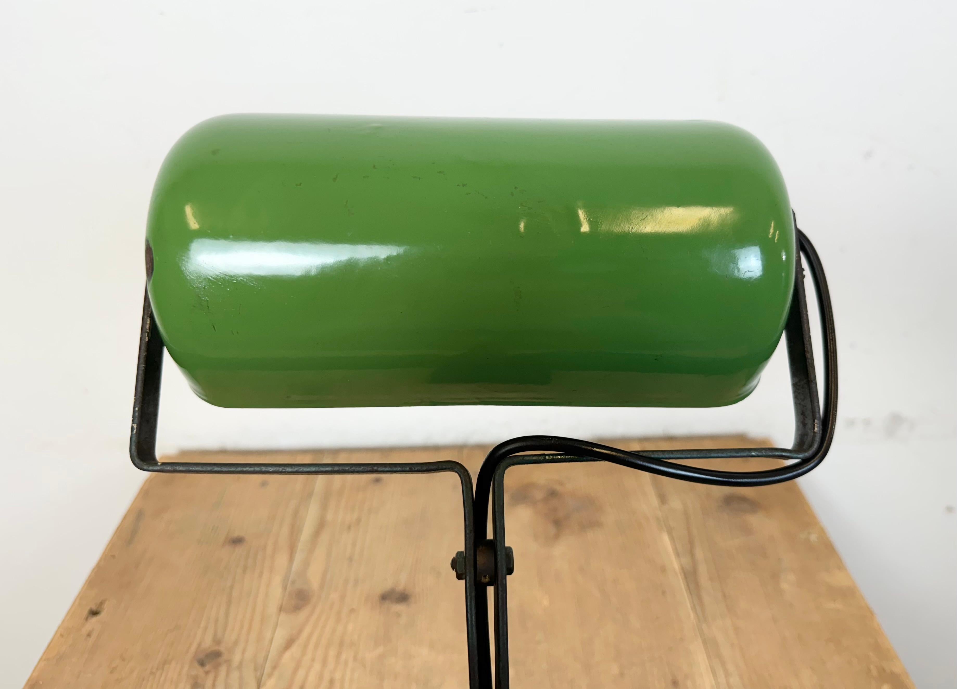 Lampe de banque vintage en émail vert, années 1950 en vente 6