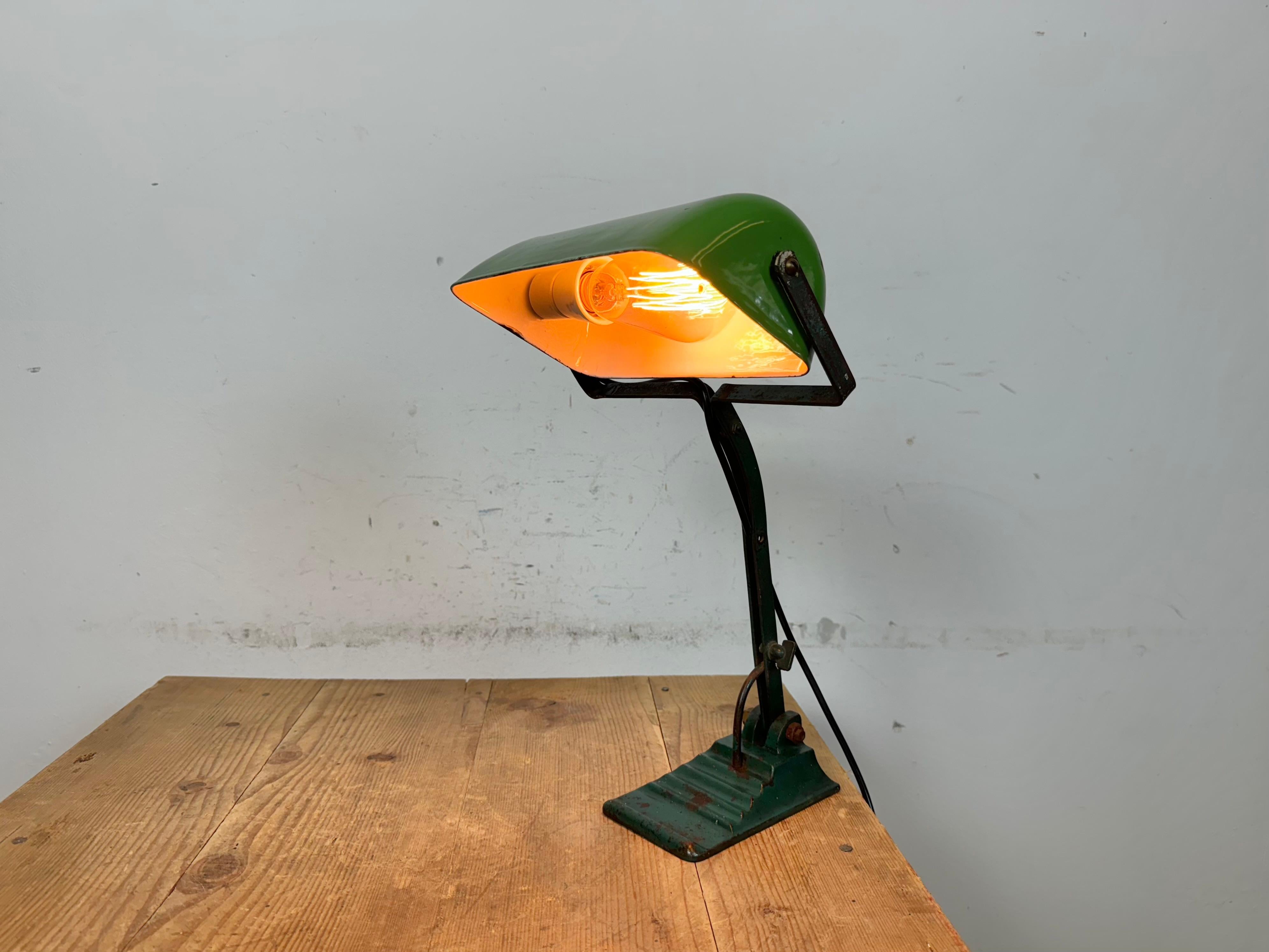 Lampe de banque vintage en émail vert, années 1950 en vente 7