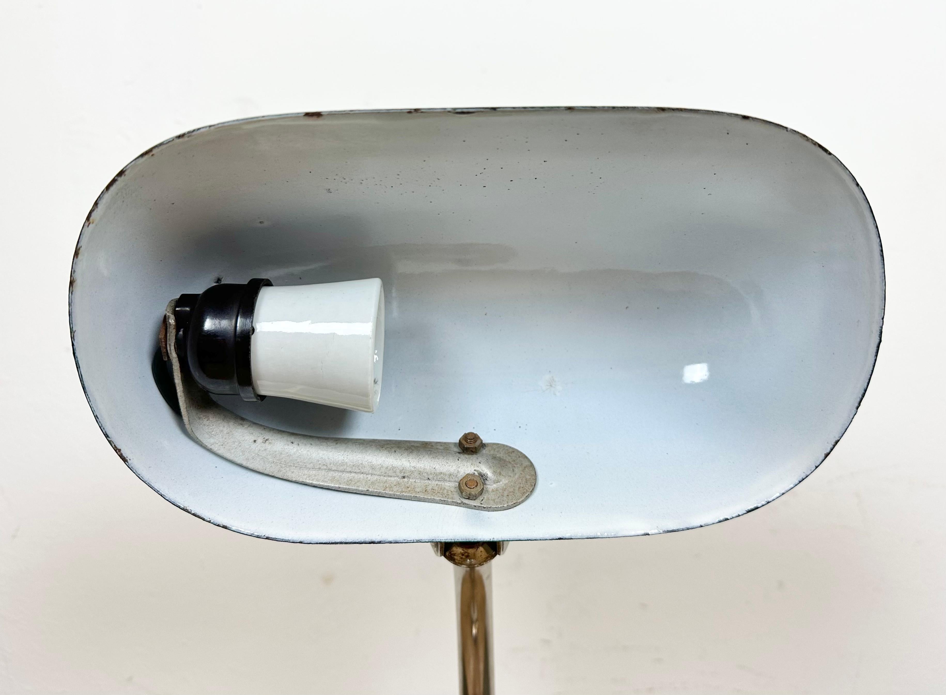 Lampe de banque vintage en émail vert, années 1950 en vente 9