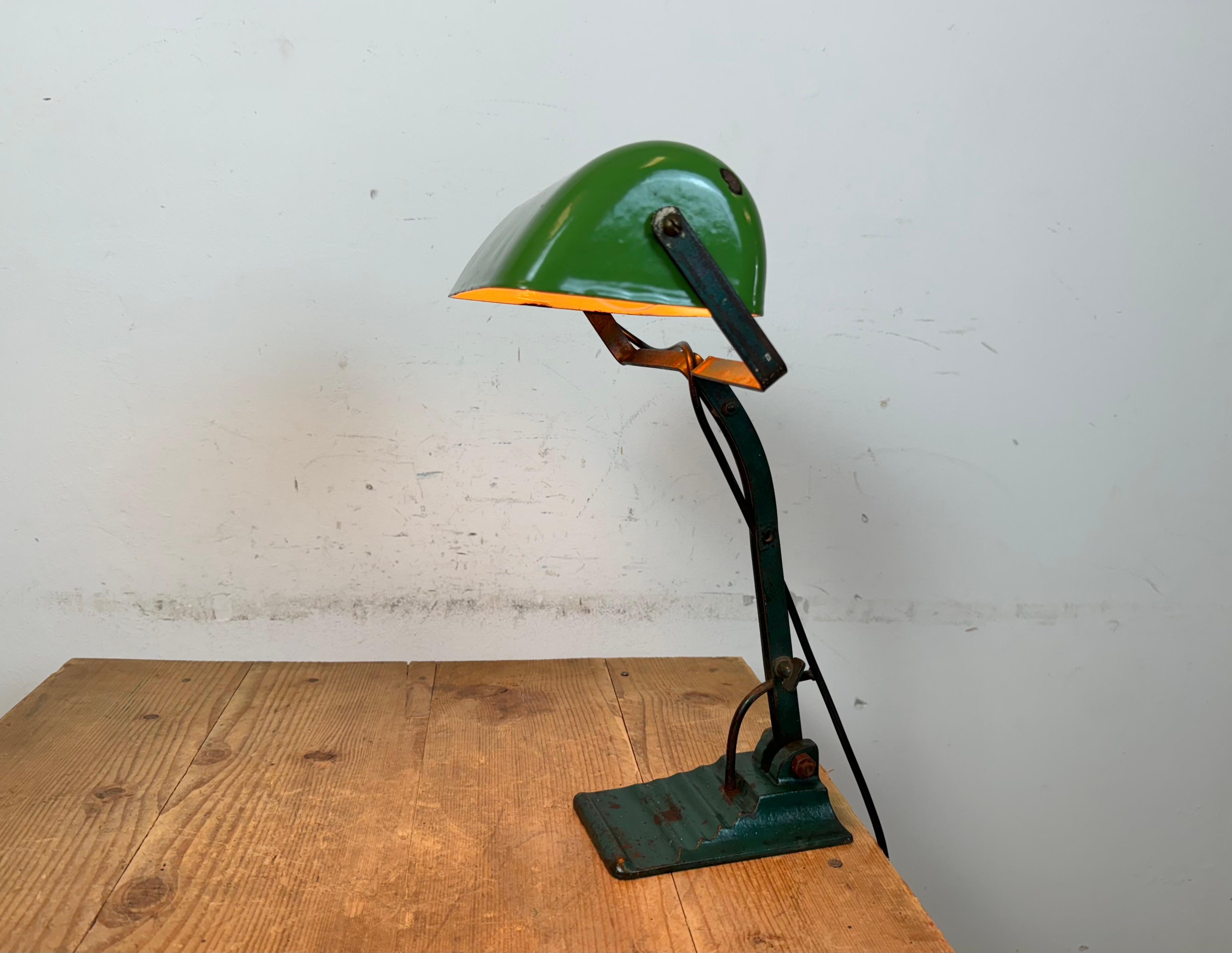 Lampe de banque vintage en émail vert, années 1950 en vente 8