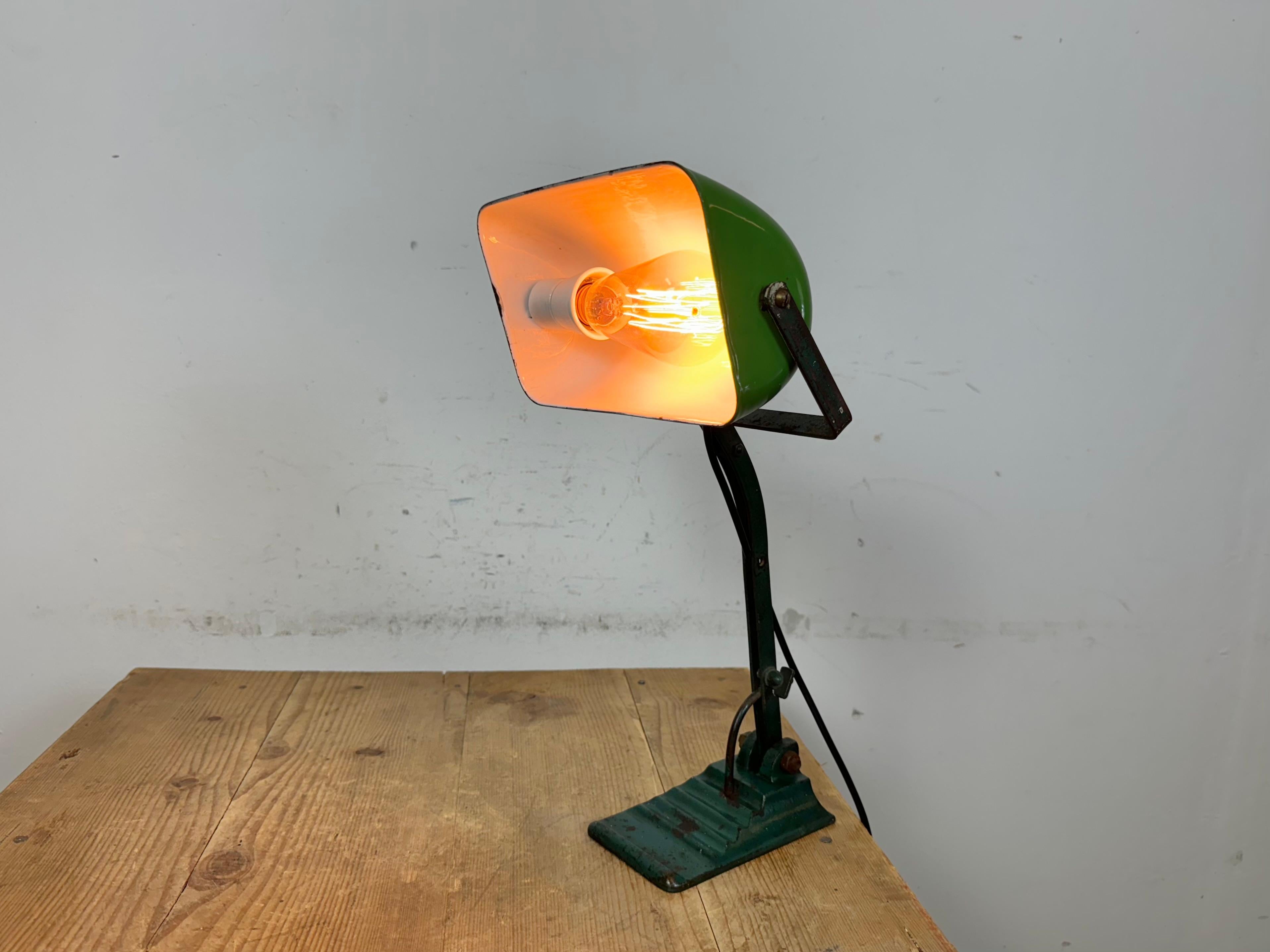 Lampe de banque vintage en émail vert, années 1950 en vente 9