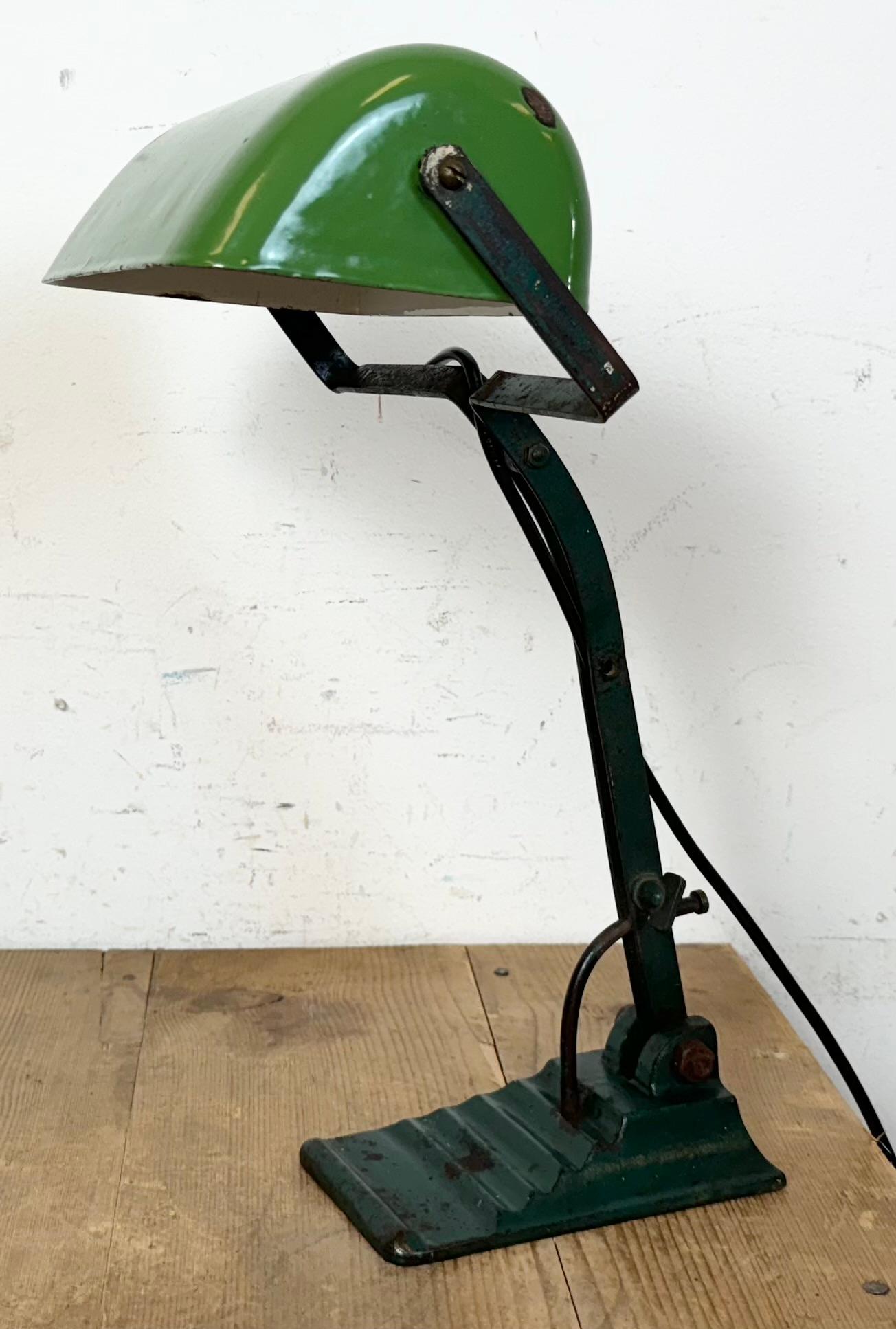 Lampe de banque vintage en émail vert, années 1950 en vente 10