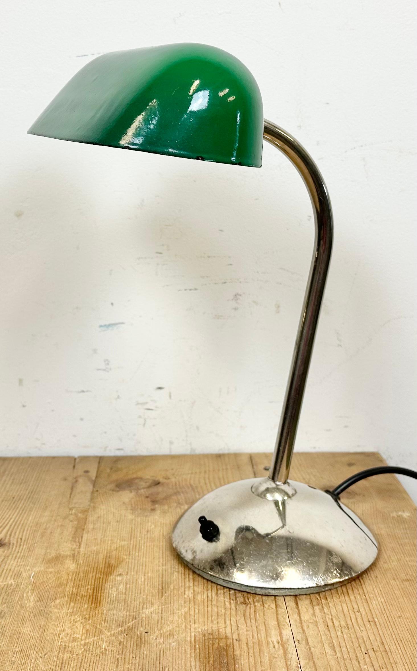 Industriel Lampe de table vintage en émail vert pour banquiers, années 1950 en vente