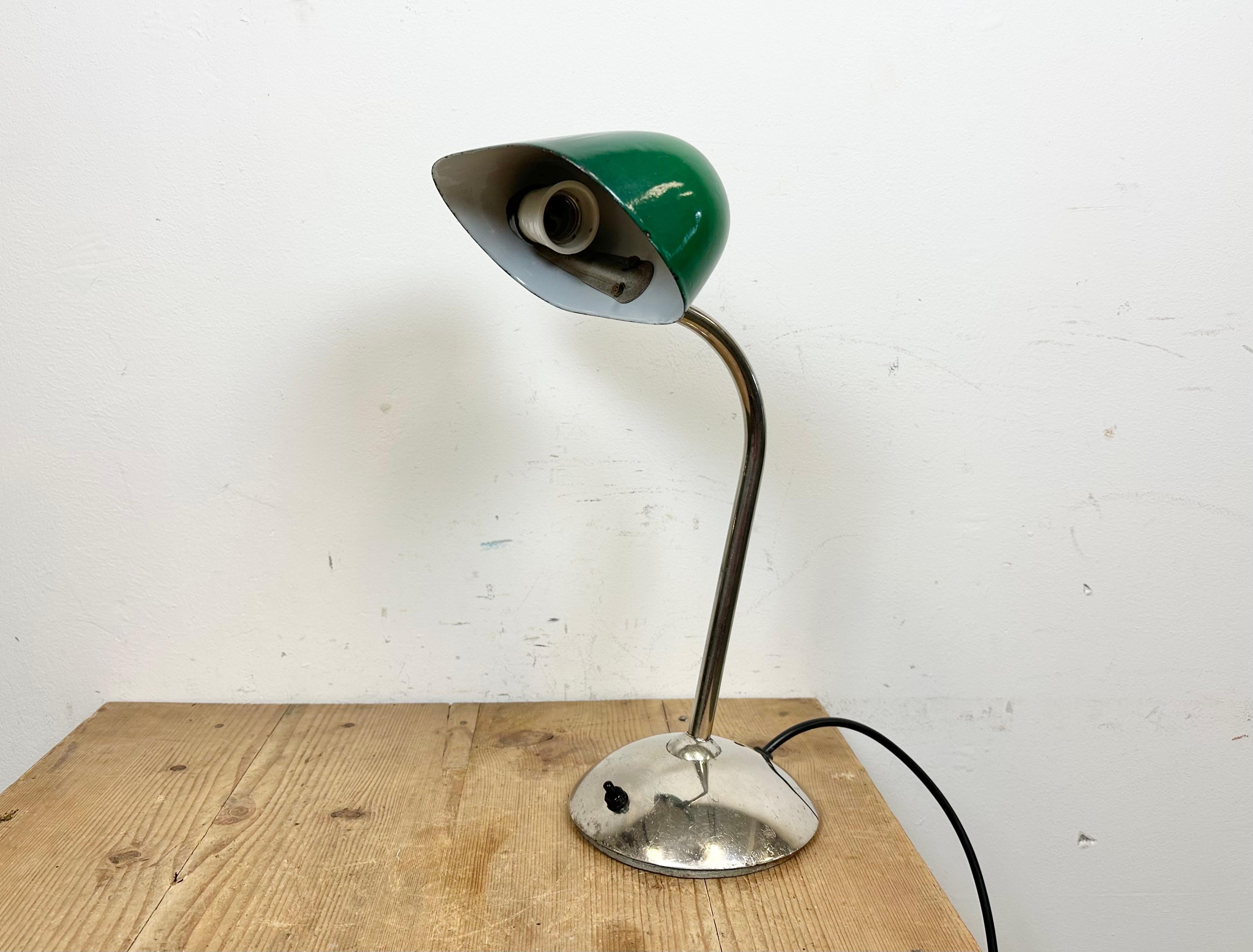 Tchèque Lampe de table vintage en émail vert pour banquiers, années 1950 en vente