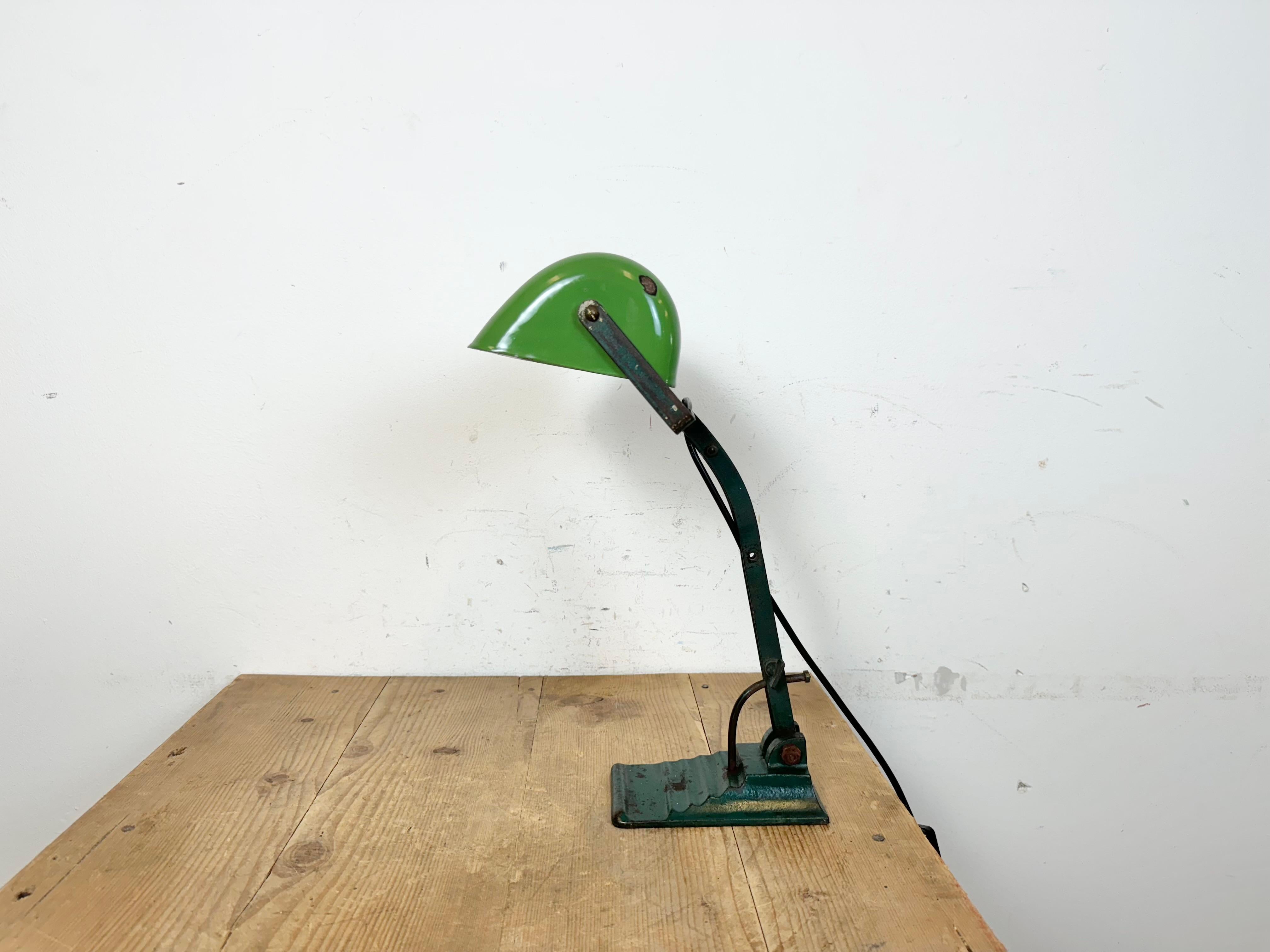 Tchèque Lampe de banque vintage en émail vert, années 1950 en vente