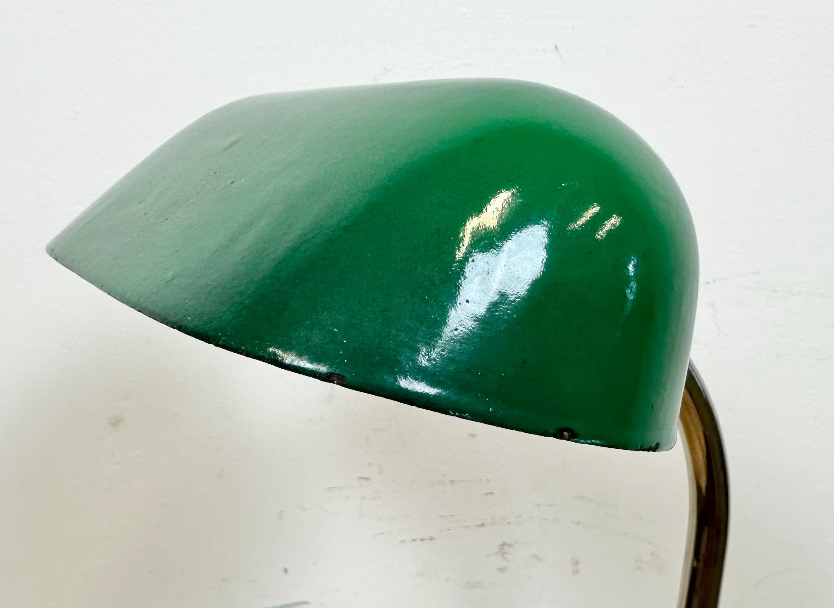 Lampe de banque vintage en émail vert, années 1950 Bon état - En vente à Kojetice, CZ