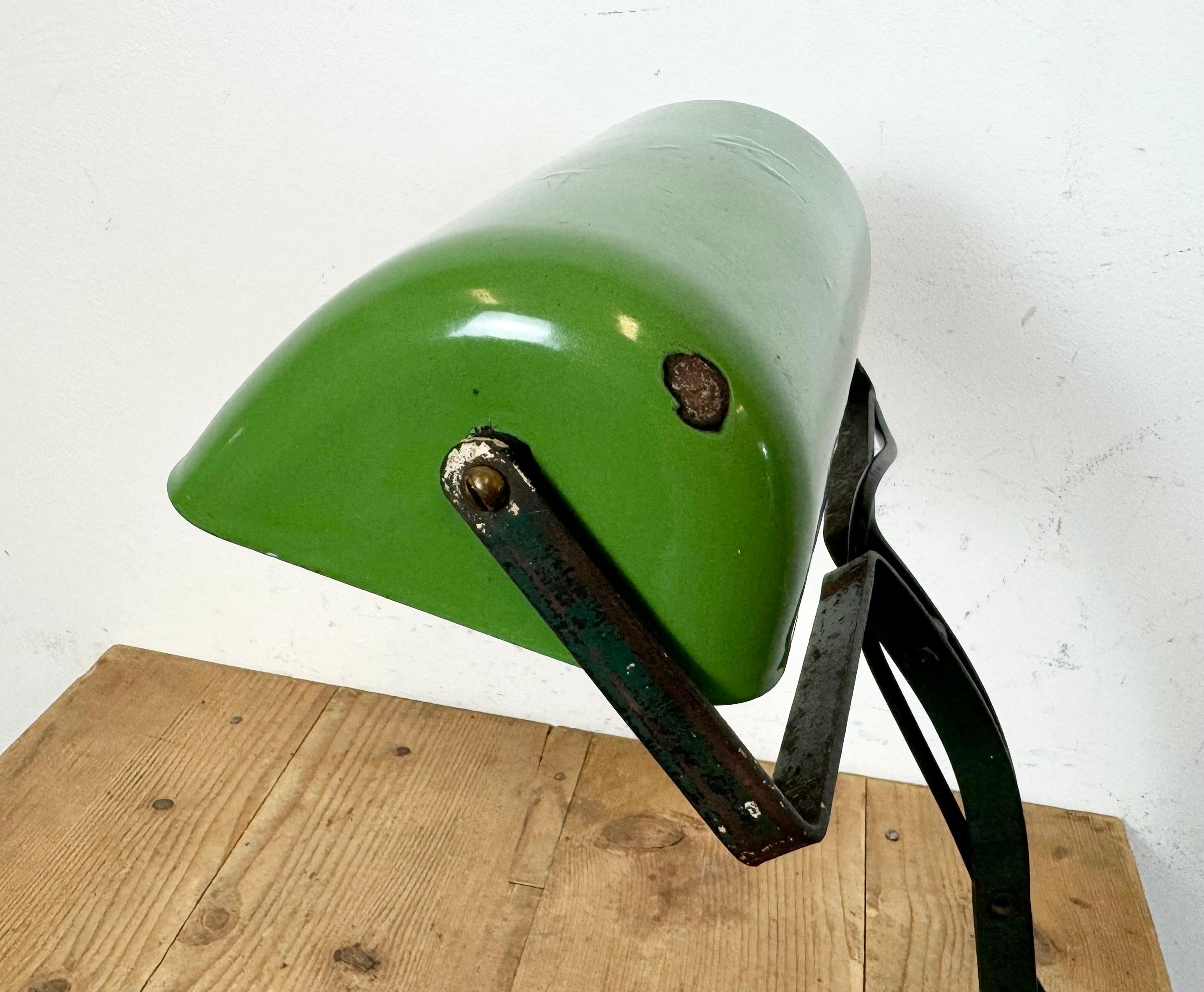 Moulage Lampe de banque vintage en émail vert, années 1950 en vente