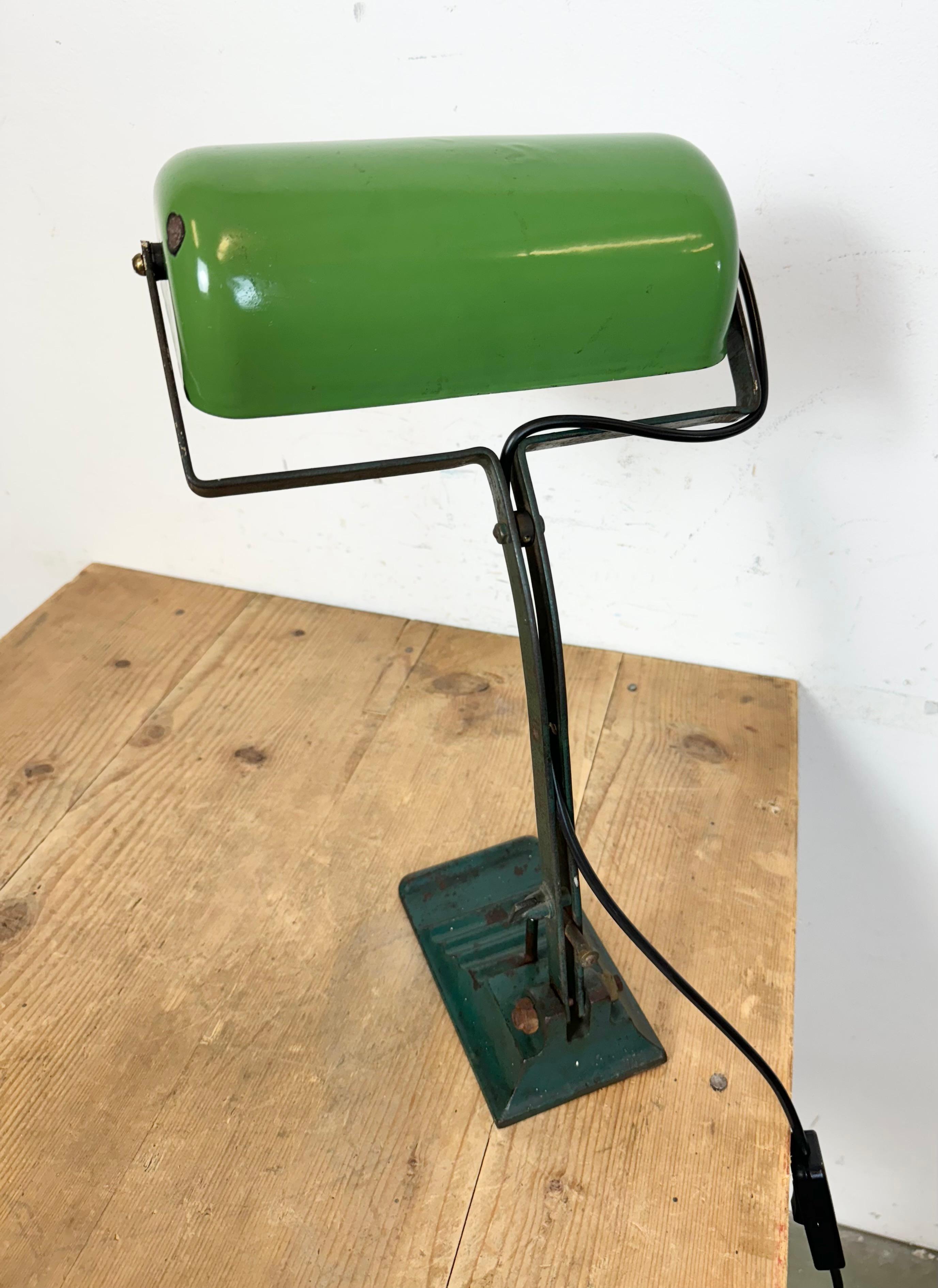 20ième siècle Lampe de banque vintage en émail vert, années 1950 en vente