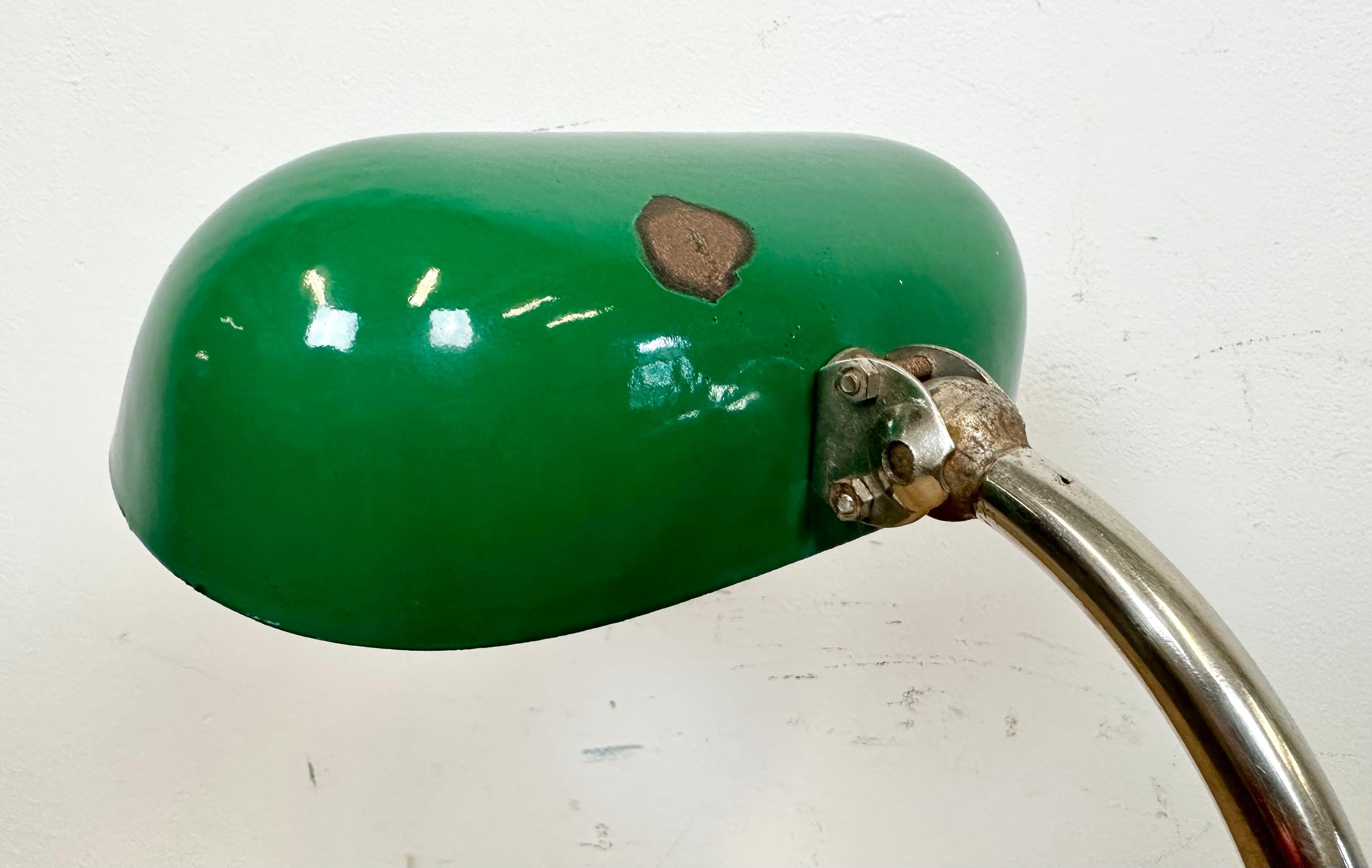 Vintage Green Enamel Bank Lamp, 1950s In Good Condition For Sale In Kojetice, CZ