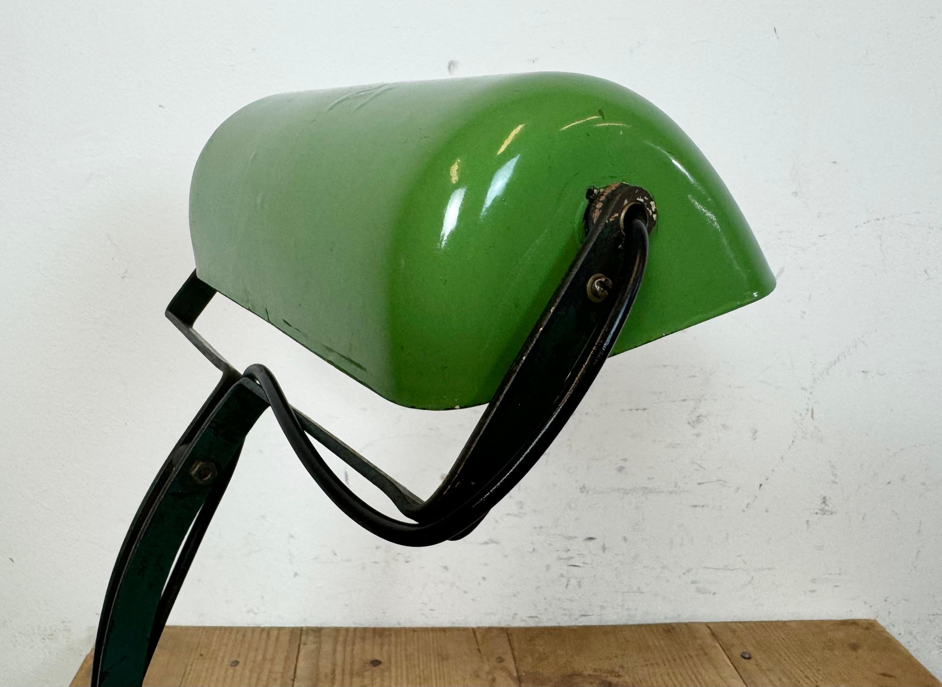 Lampe de banque vintage en émail vert, années 1950 en vente 1