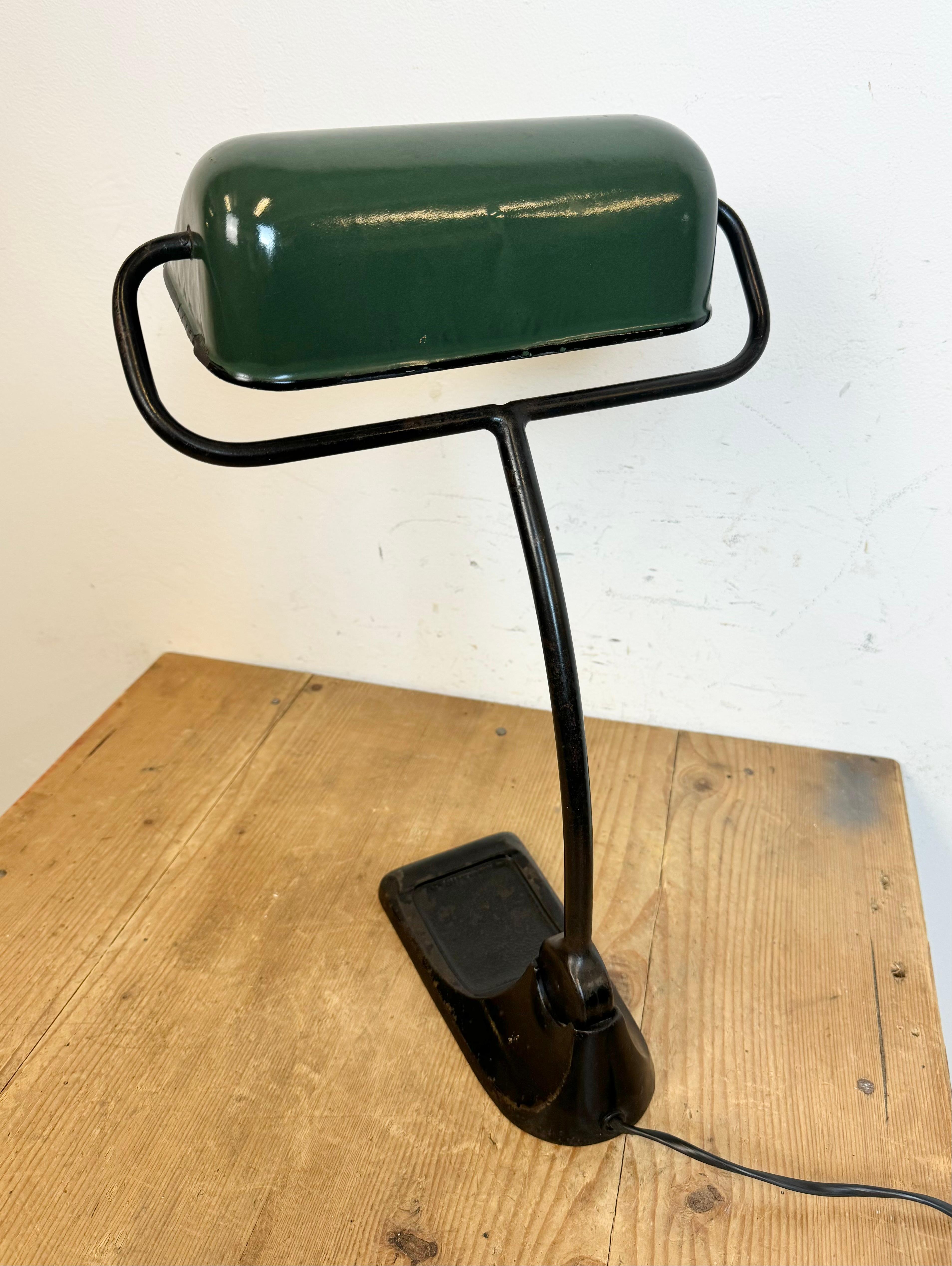 Vintage Green Enamel Bank Lamp from BUR, 1930s In Good Condition For Sale In Kojetice, CZ