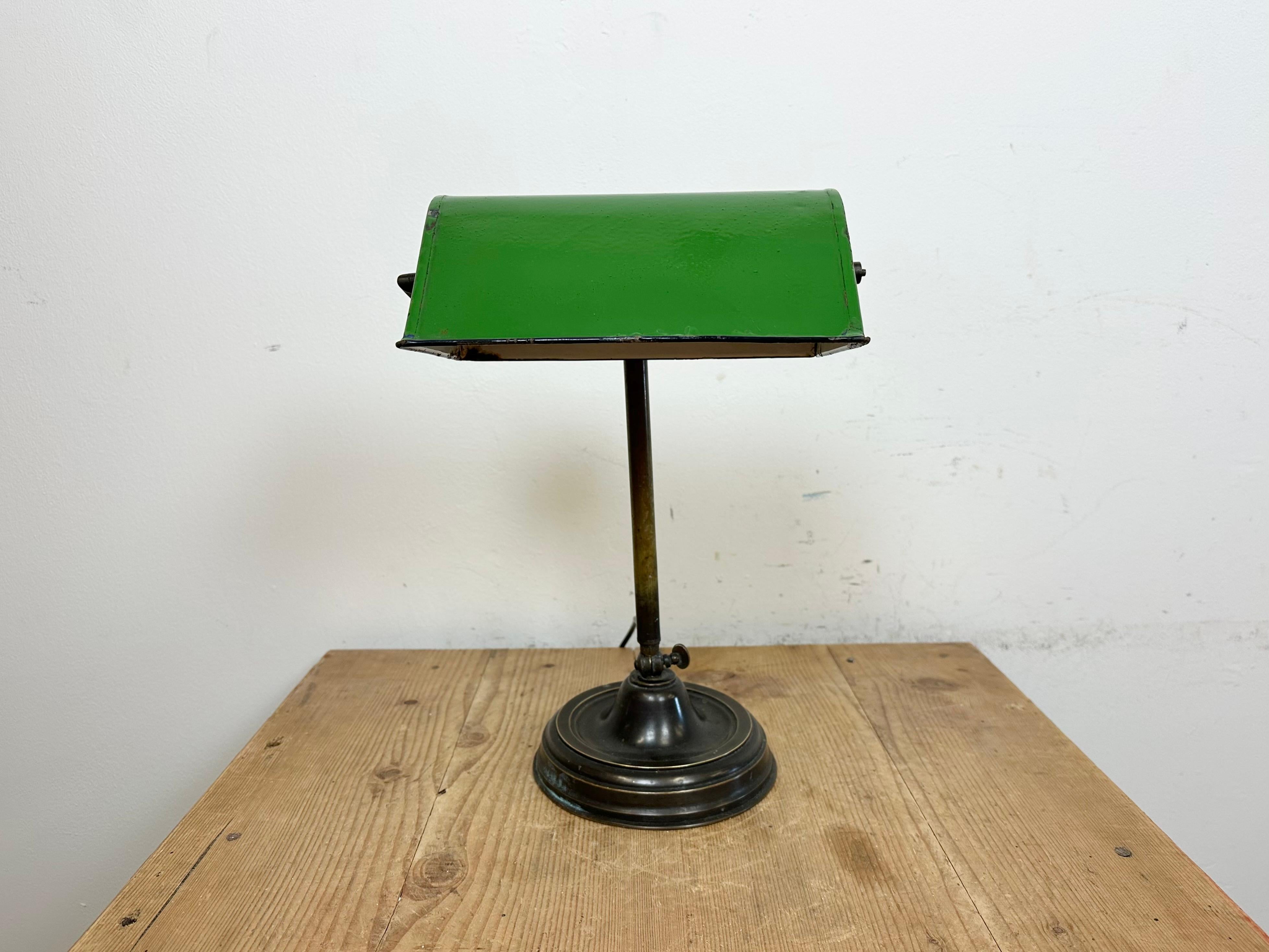 Grüne Emaille-Bank-Tischlampe, 1960er-Jahre im Angebot 9