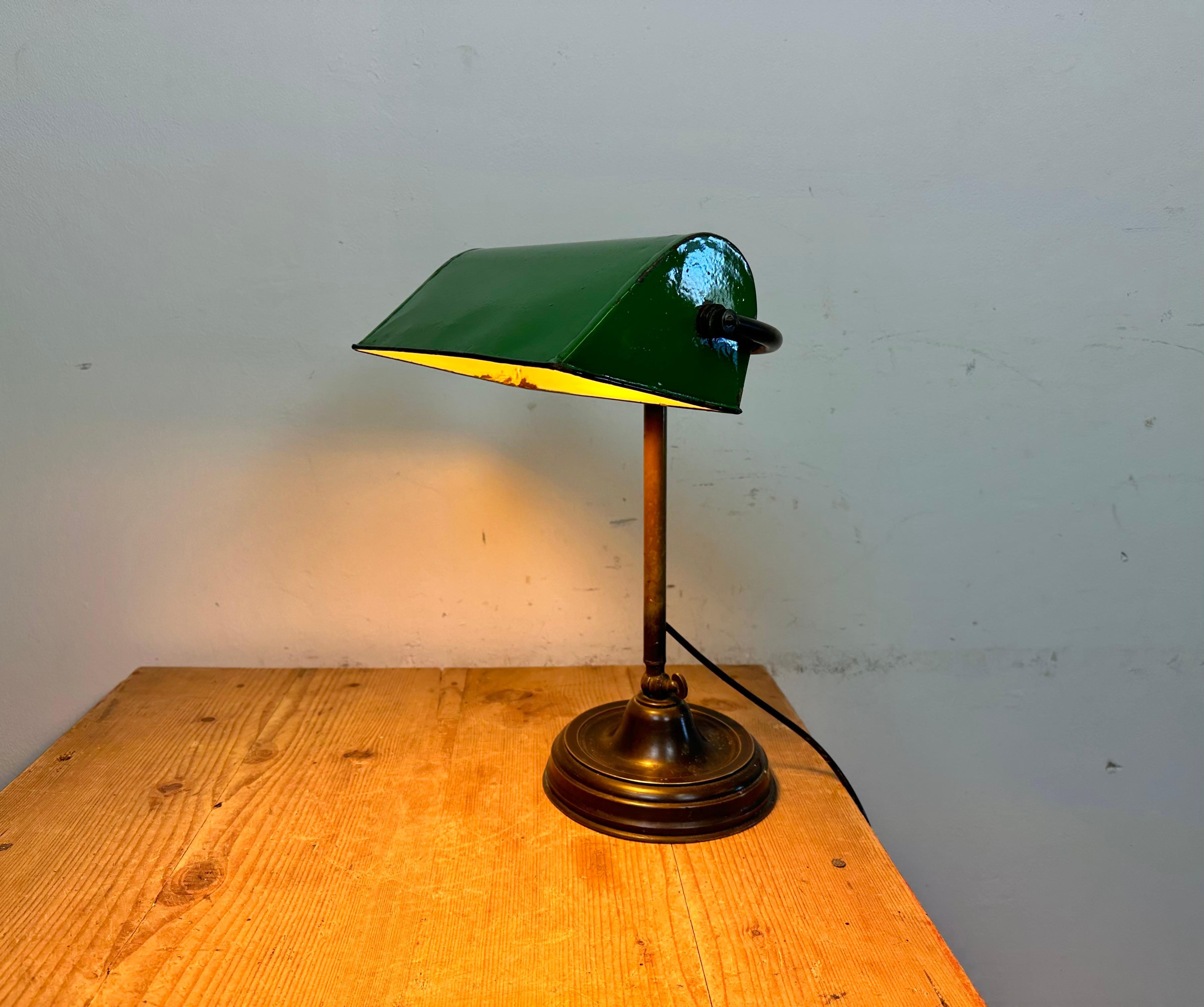 Grüne Emaille-Bank-Tischlampe, 1960er-Jahre im Angebot 11