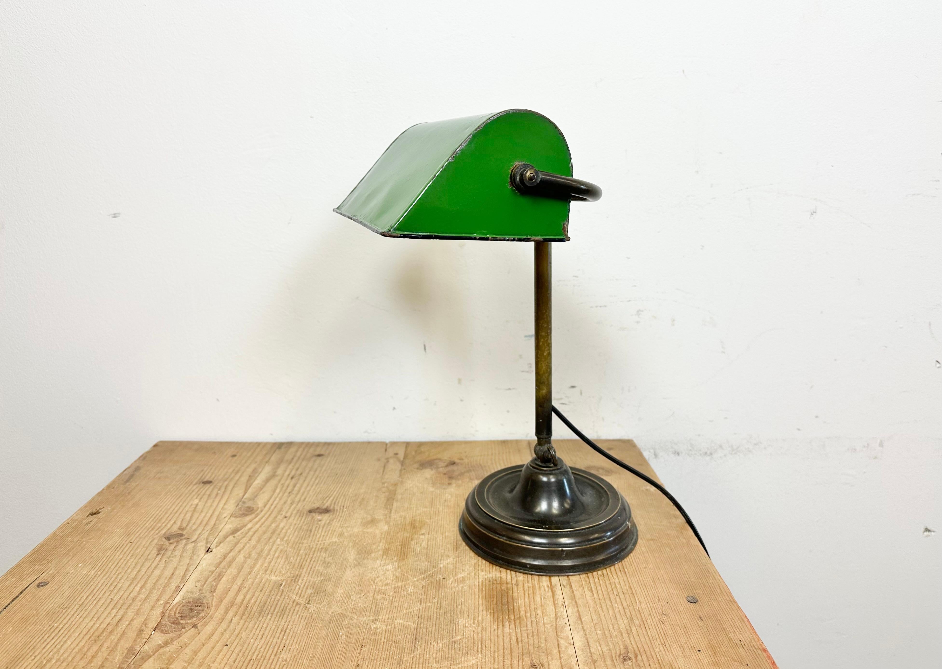 Grüne Emaille-Bank-Tischlampe, 1960er-Jahre (Industriell) im Angebot