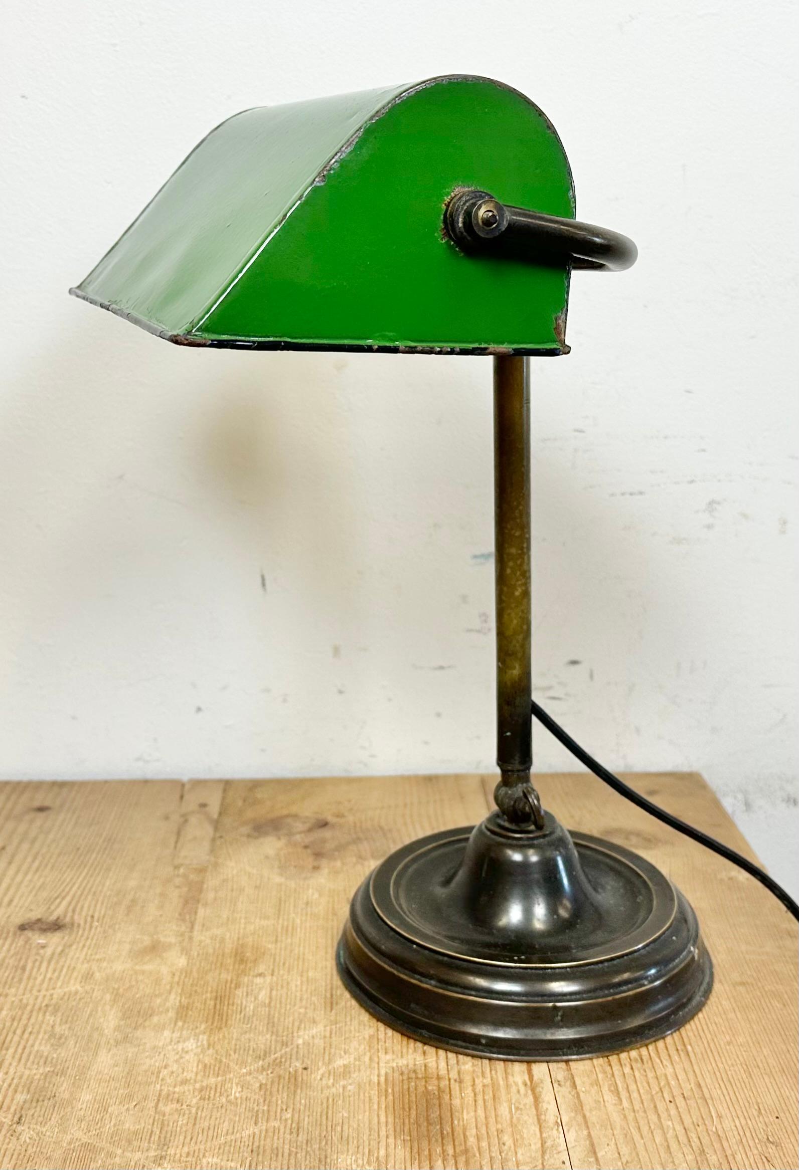 Grüne Emaille-Bank-Tischlampe, 1960er-Jahre (Tschechisch) im Angebot