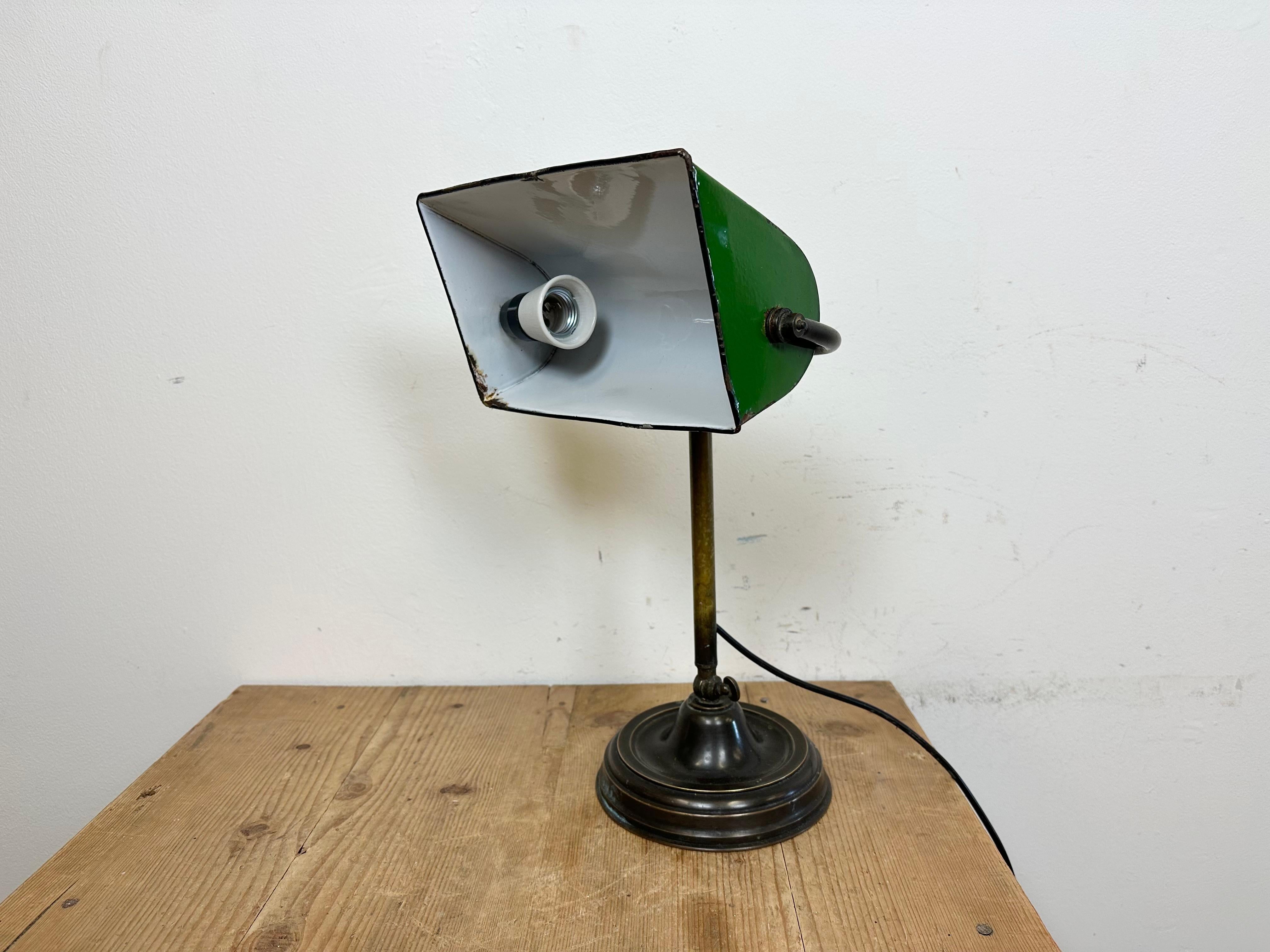 Vintage Green Enamel Bank Table Lamp, 1960s In Good Condition For Sale In Kojetice, CZ