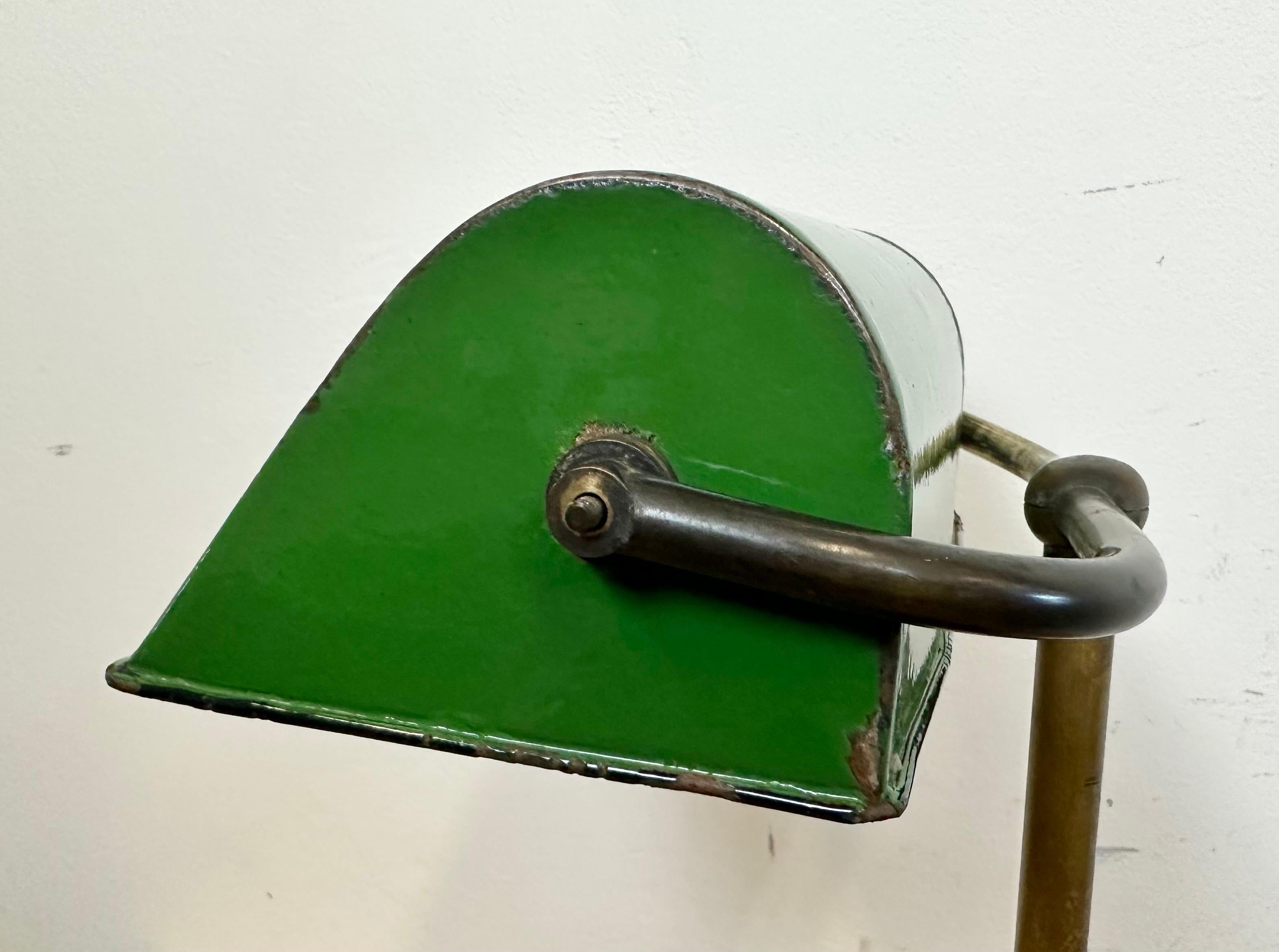 Grüne Emaille-Bank-Tischlampe, 1960er-Jahre (Metall) im Angebot