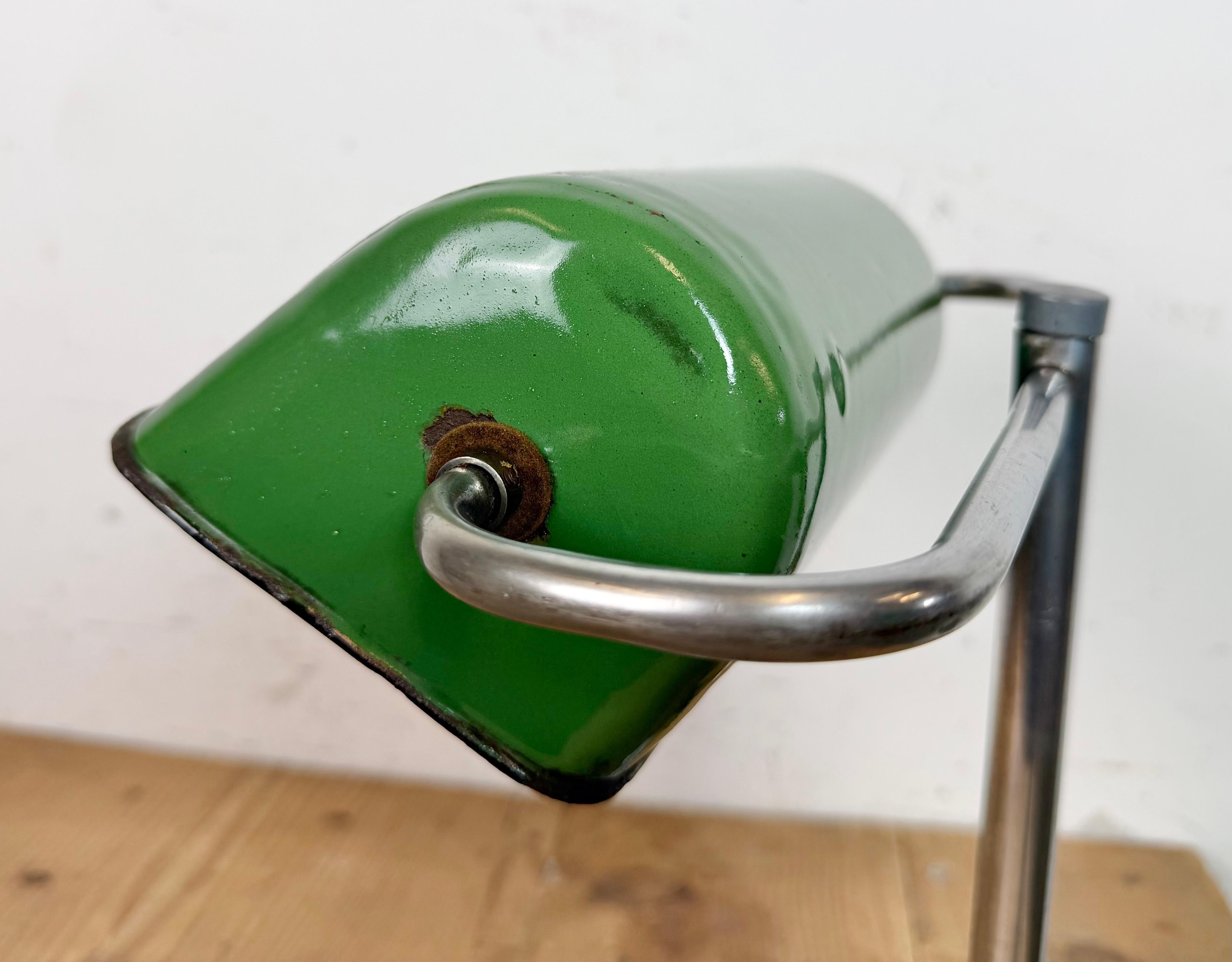 Vintage Green Enamel Banker Lamp, 1950s im Zustand „Gut“ im Angebot in Kojetice, CZ