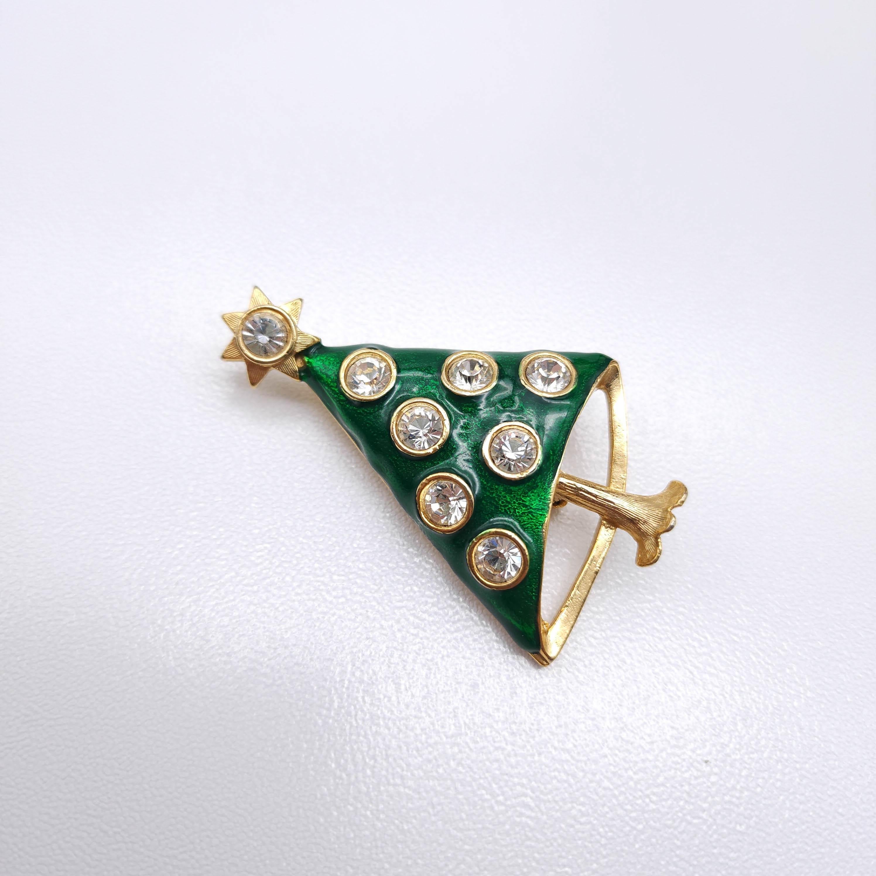 Retro Vintage Green Enamel Christmas Tree Brooch with Rhinestone Ornaments in Gold For Sale