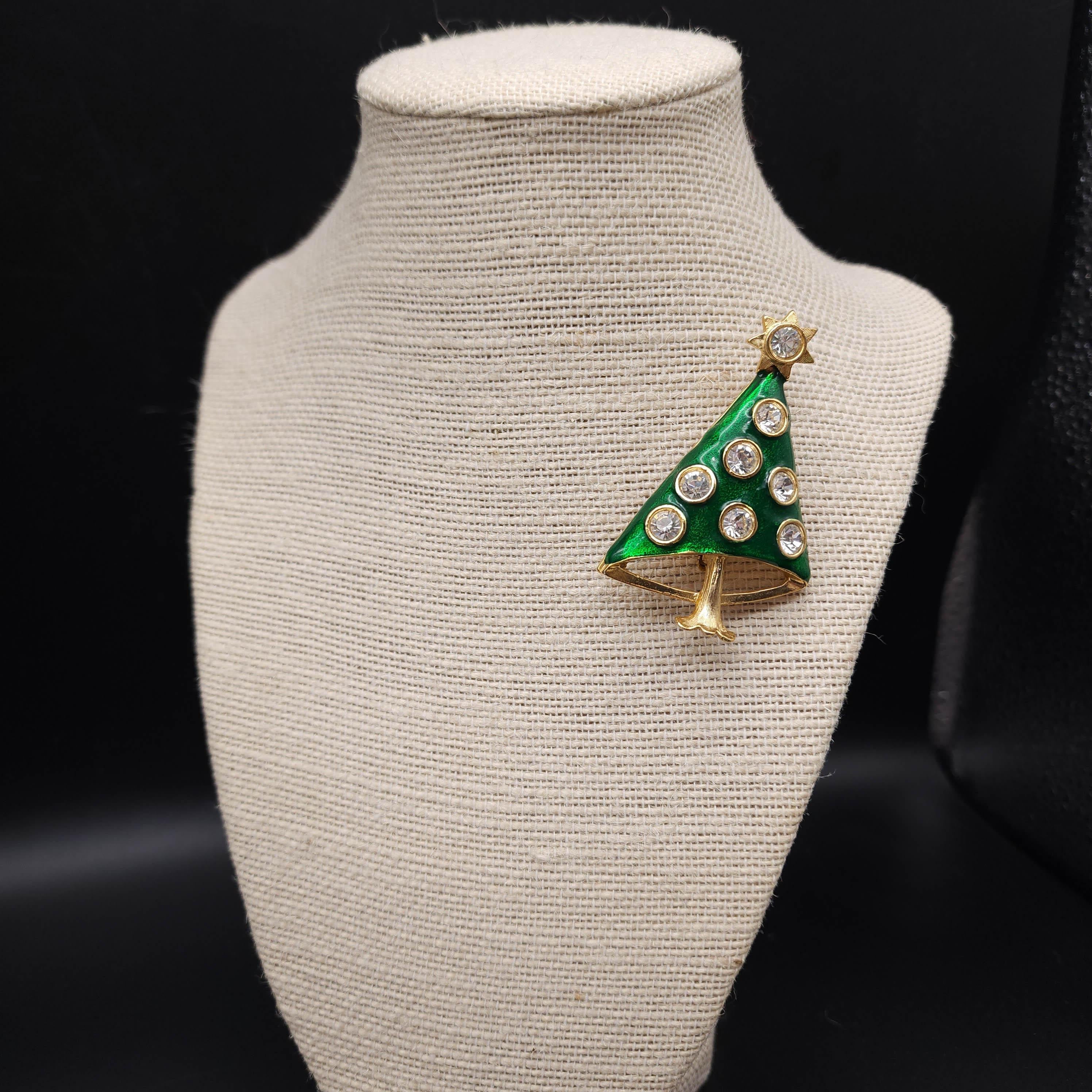 Vintage Green Enamel Christmas Tree Brooch with Rhinestone Ornaments in Gold In Excellent Condition For Sale In Milford, DE