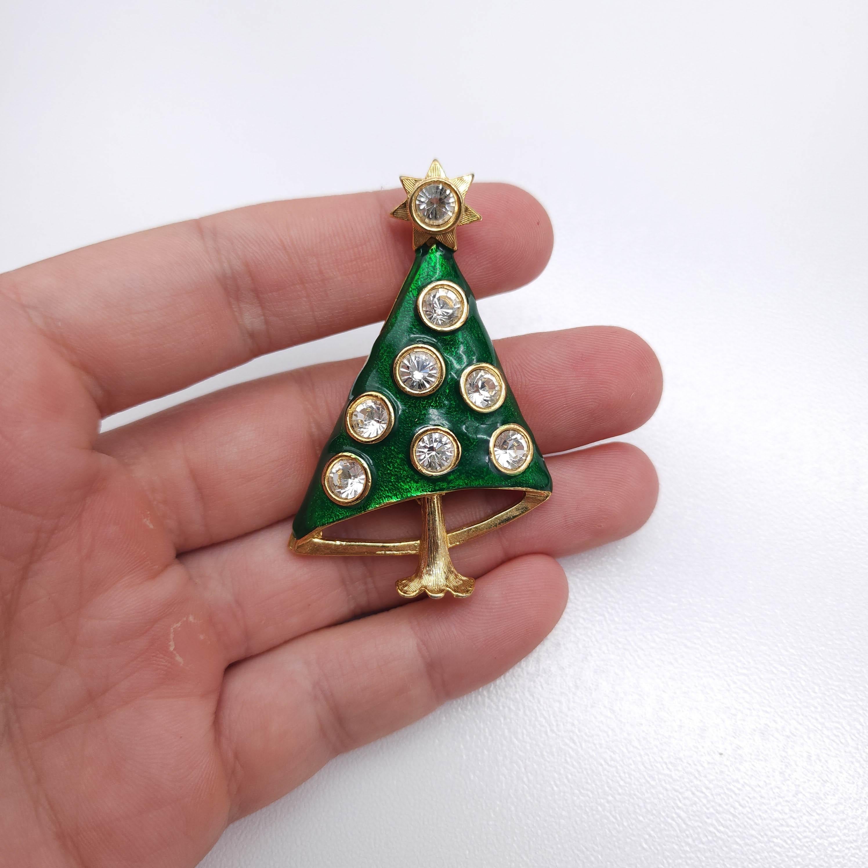 Women's or Men's Vintage Green Enamel Christmas Tree Brooch with Rhinestone Ornaments in Gold For Sale