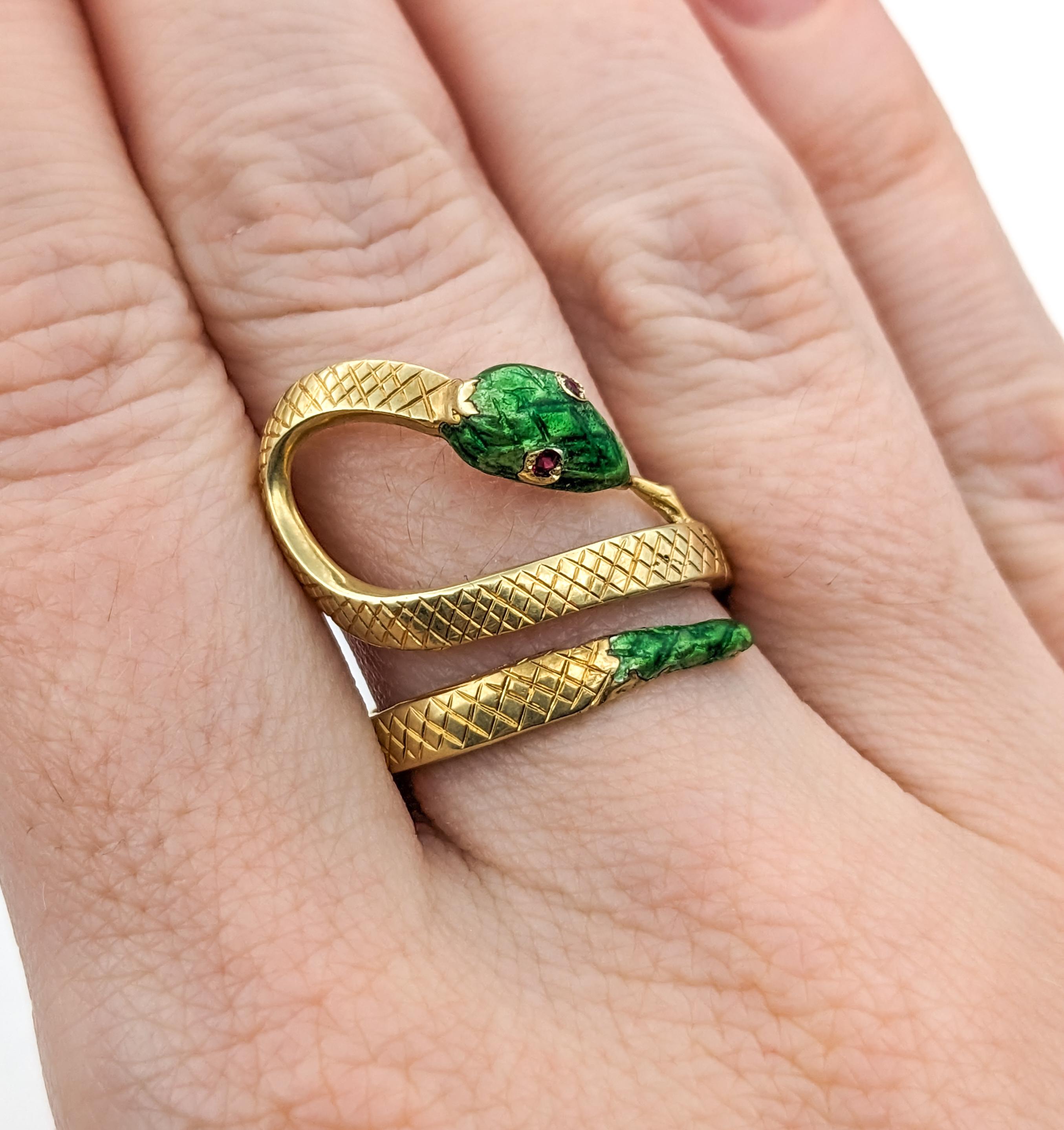Vintage Green Enamel Snake Ring with Ruby Eyes In Yellow Gold For Sale 1
