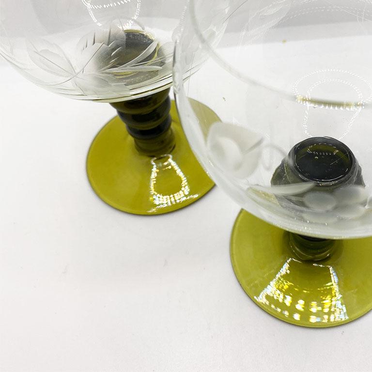 Art Déco Bicchieri da vino vintage incisi in verde, coppia in vendita