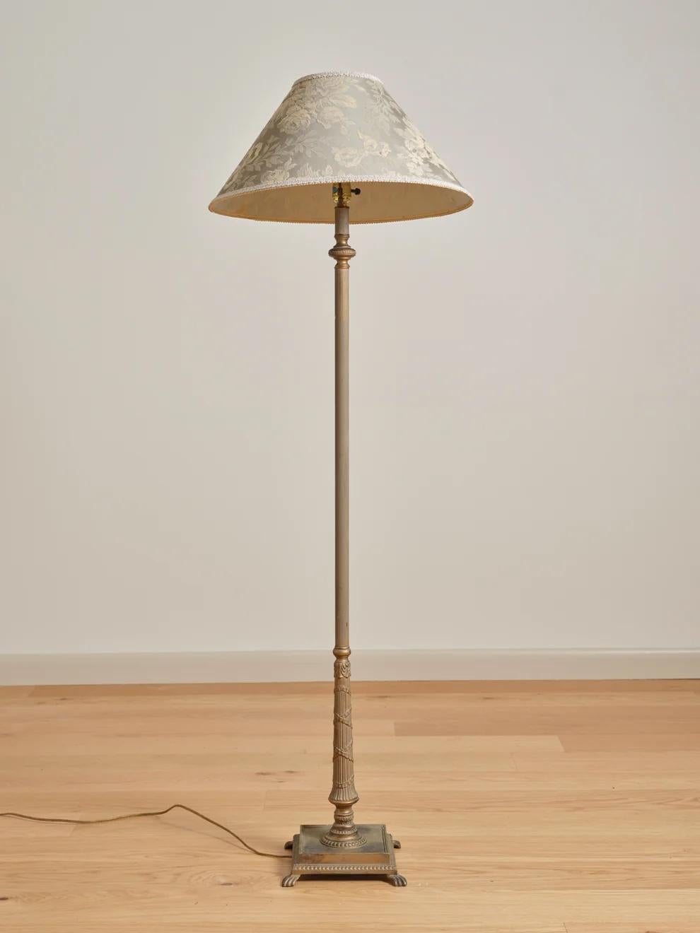 Lampadaire du milieu du 20e siècle avec abat-jour en tissu floral. Usure minimale.

Le vendeur a confirmé que cette pièce est en état de marche.