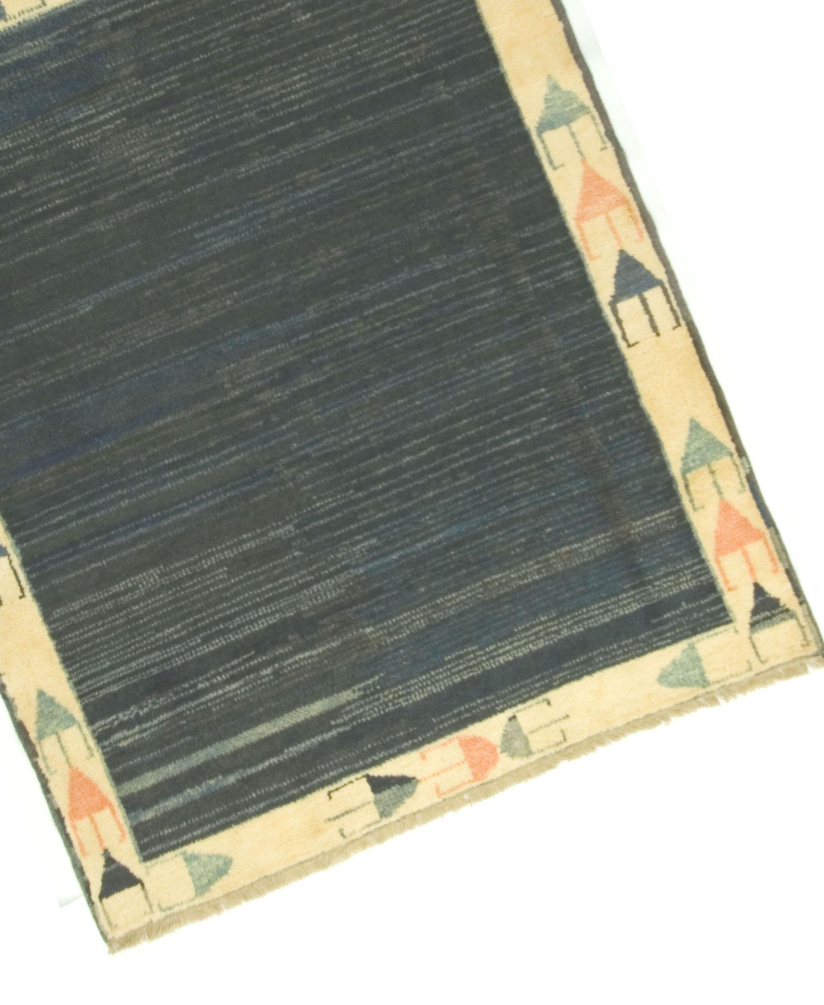 4'9 X 5'9. Gabbeh con campo centrale a tinta unita con abrash (cambiamento di colore) che crea un'atmosfera quasi marina. Velo spesso e resistente. I Gabbeh sono tappeti tribali provenienti dall'Iran sud-occidentale e dal Khorasan nel nord-est. Sono
