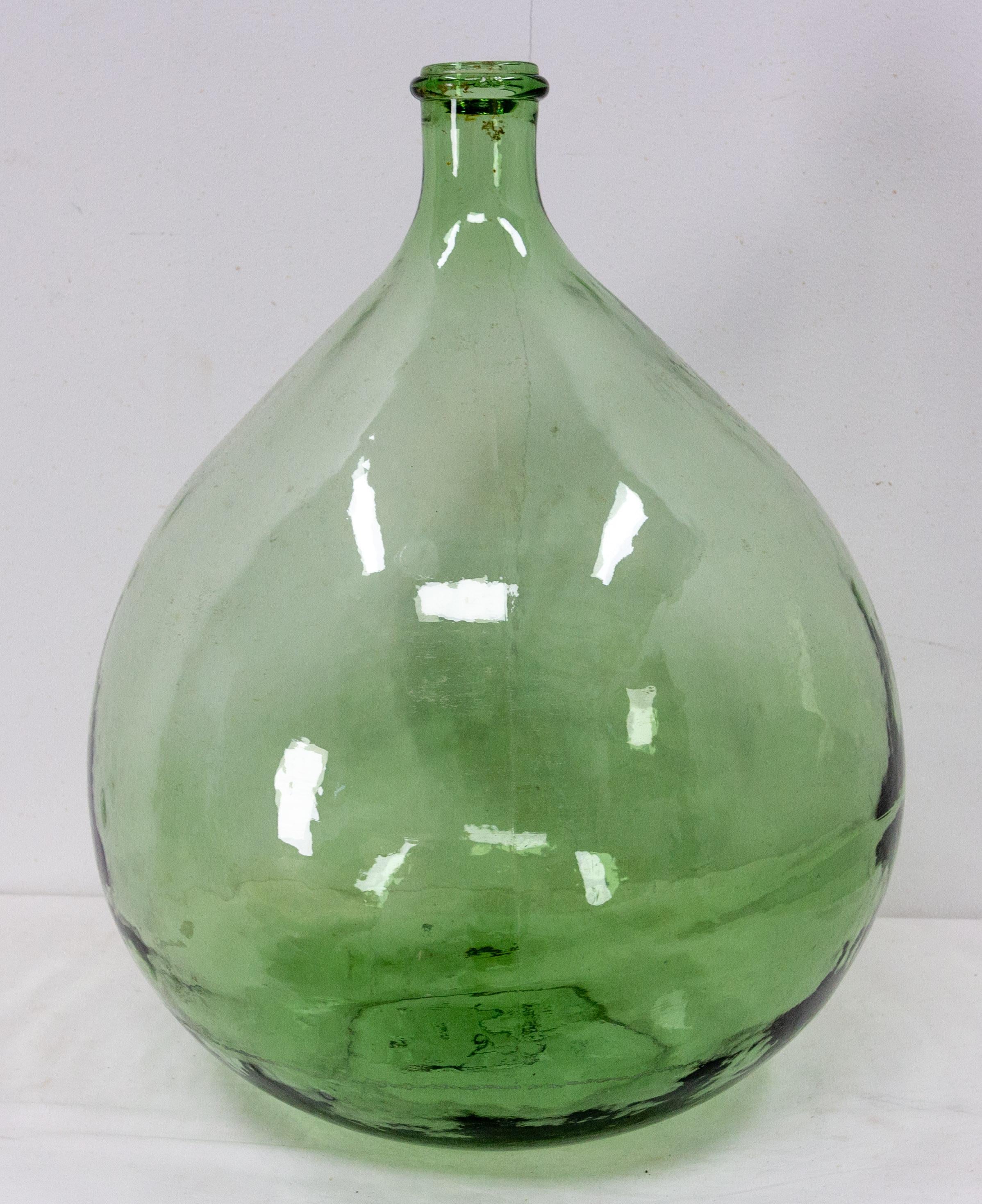 Dame Jeanne or carboy vintage glass bottle demijohn
Barcelona Model,
Irregularities in the glass and marks of use that give it all its charm.
Green color.
6.87 US gallon or 26L
Very good condition.