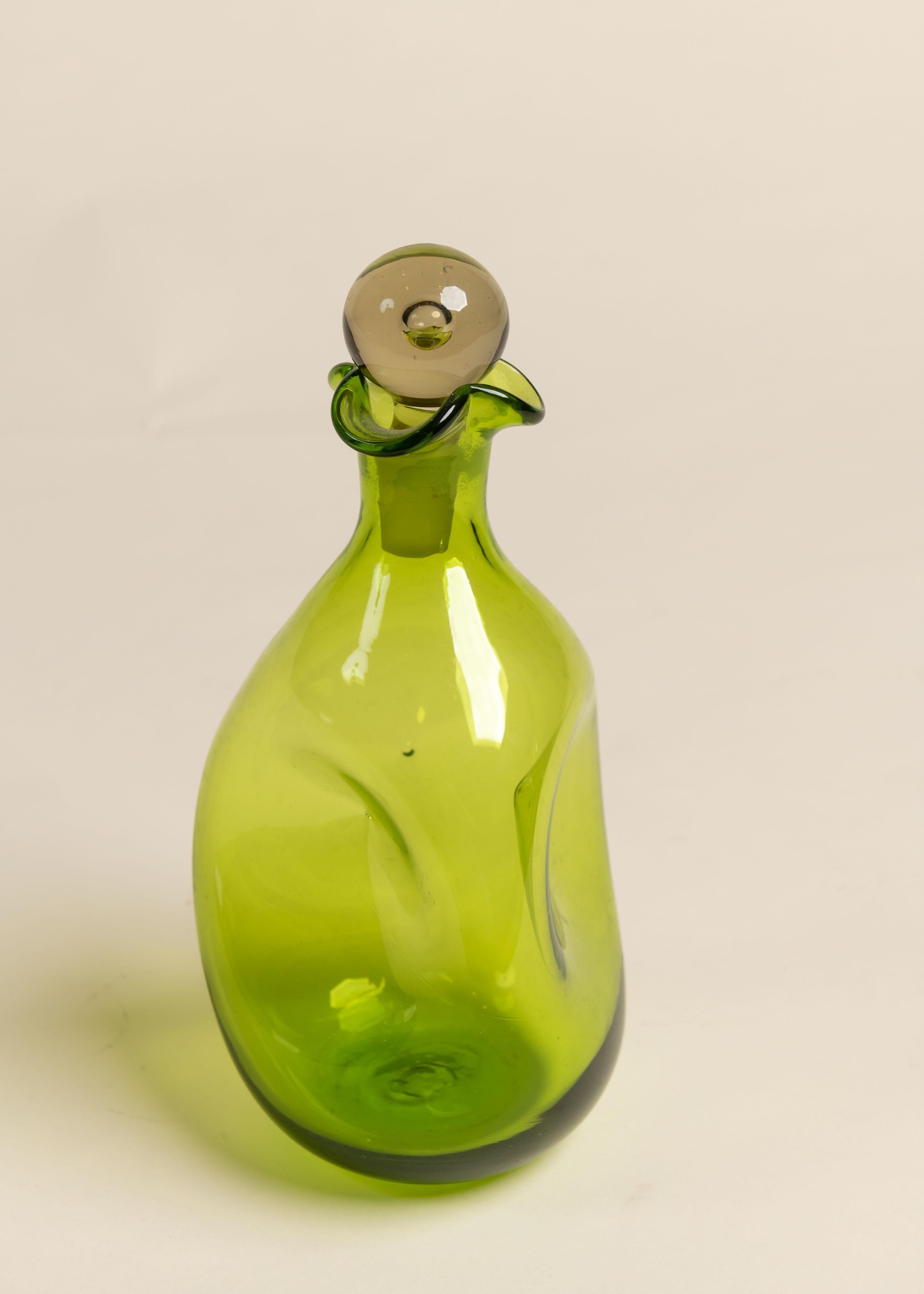 20ième siècle Décapsuleur en verre vert vintage avec bouchon en vente