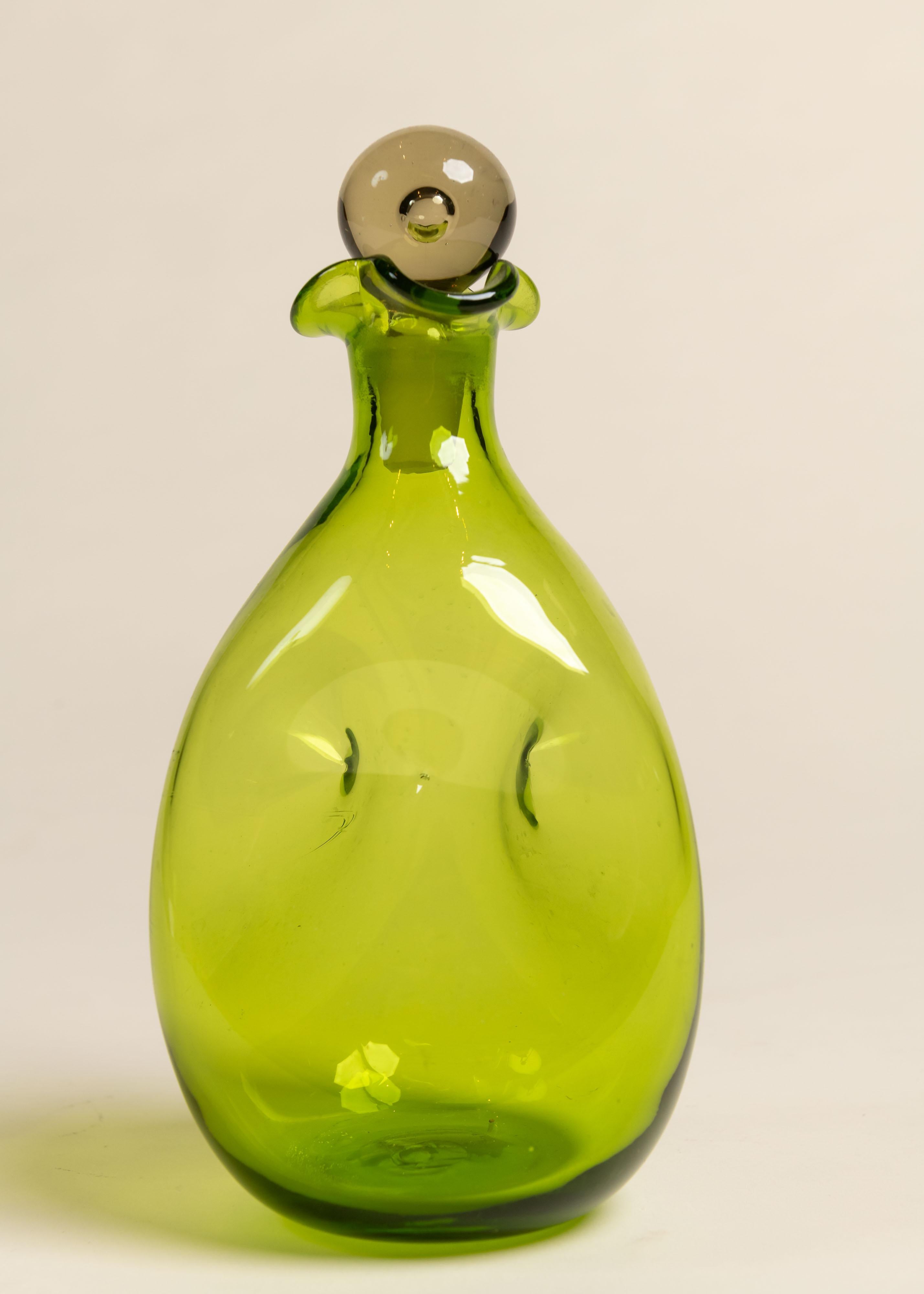 Verre brun Décapsuleur en verre vert vintage avec bouchon en vente