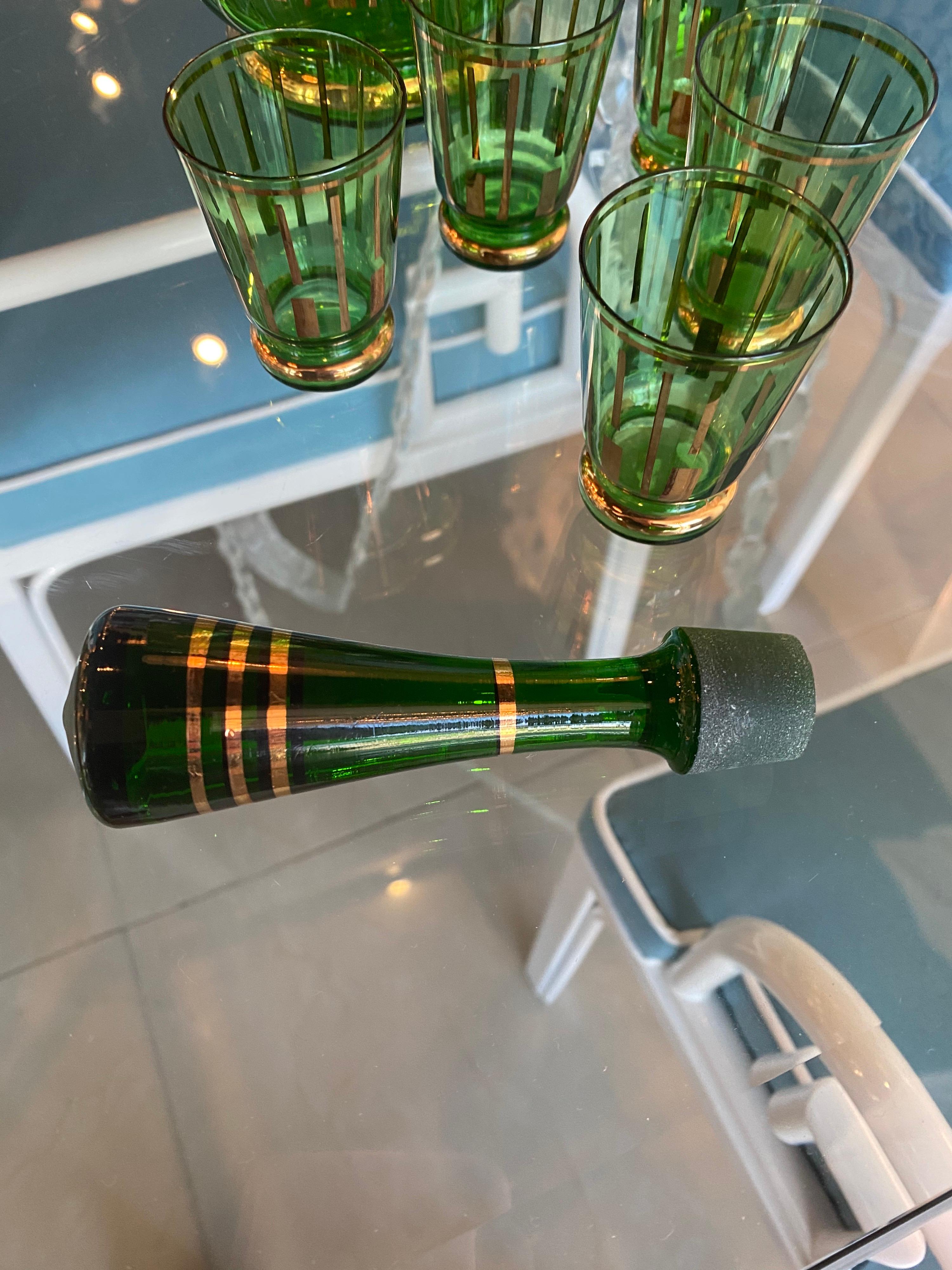 Grüner Vintage-Dekanter aus Glas mit Stopper und 5 Schuh-Getränkegläsern aus grünem Glas 6