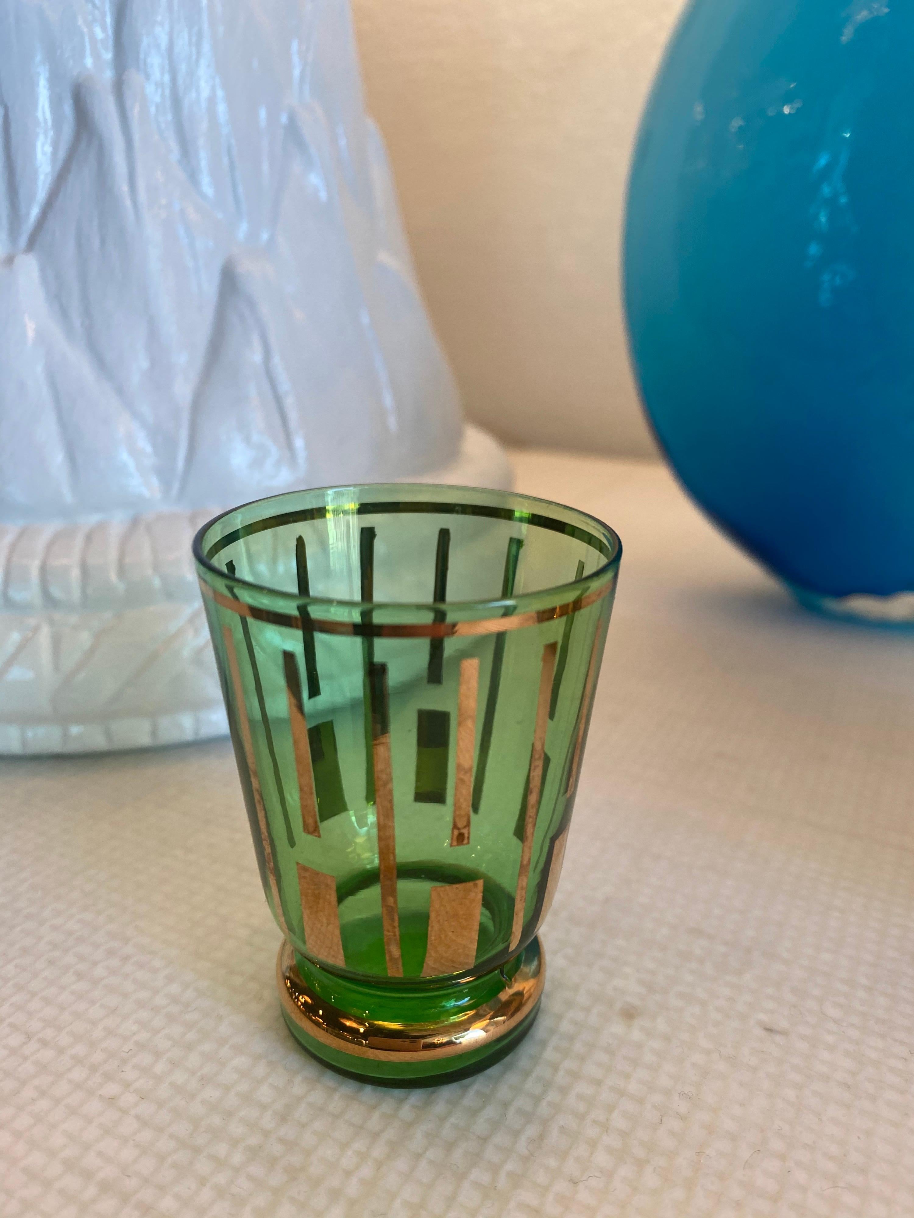 Carafe vintage en verre vert avec bouchon et 5 verres à boire 8