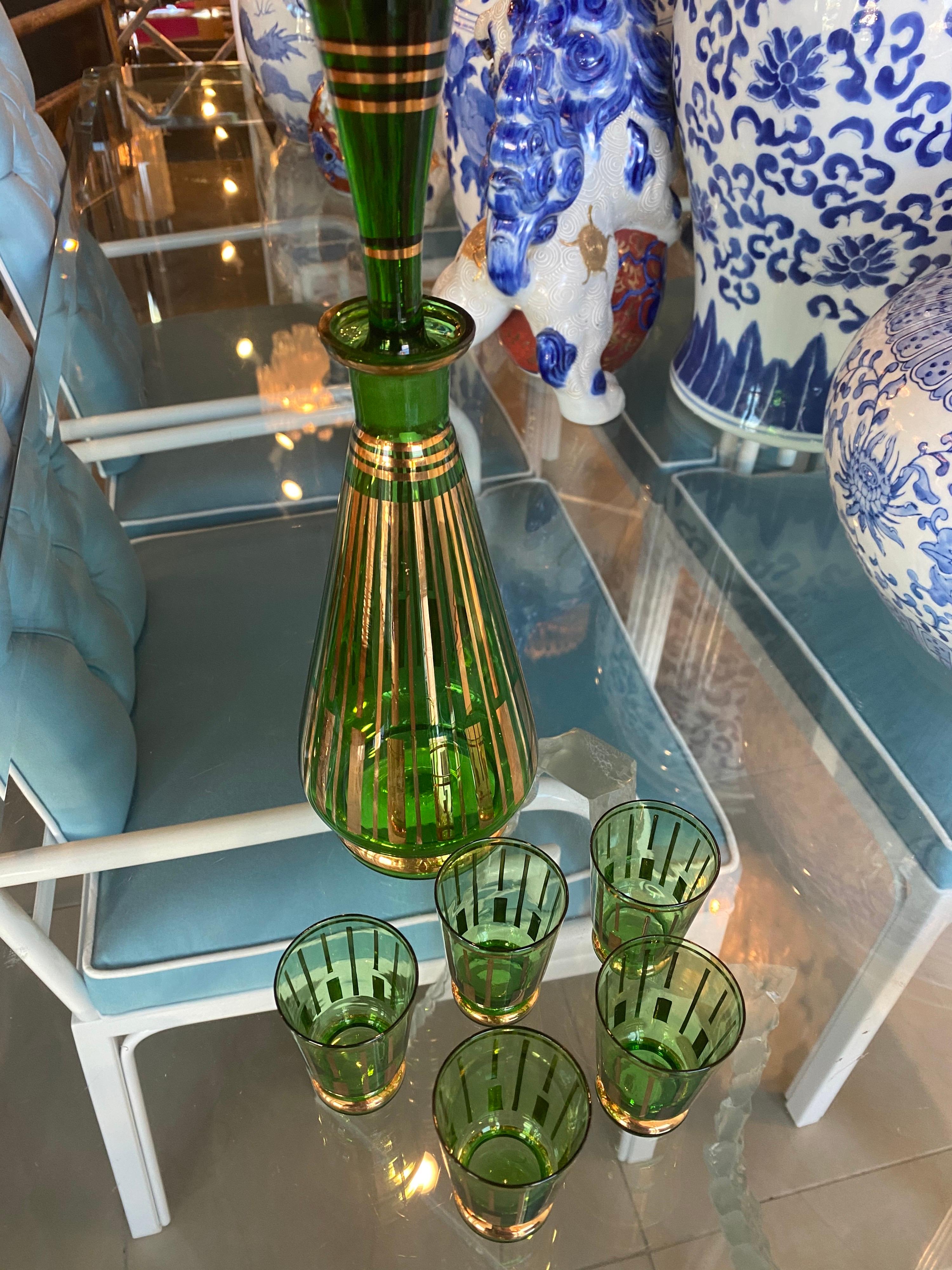 Grüner Vintage-Dekanter aus Glas mit Stopper und 5 Schuh-Getränkegläsern aus grünem Glas 10